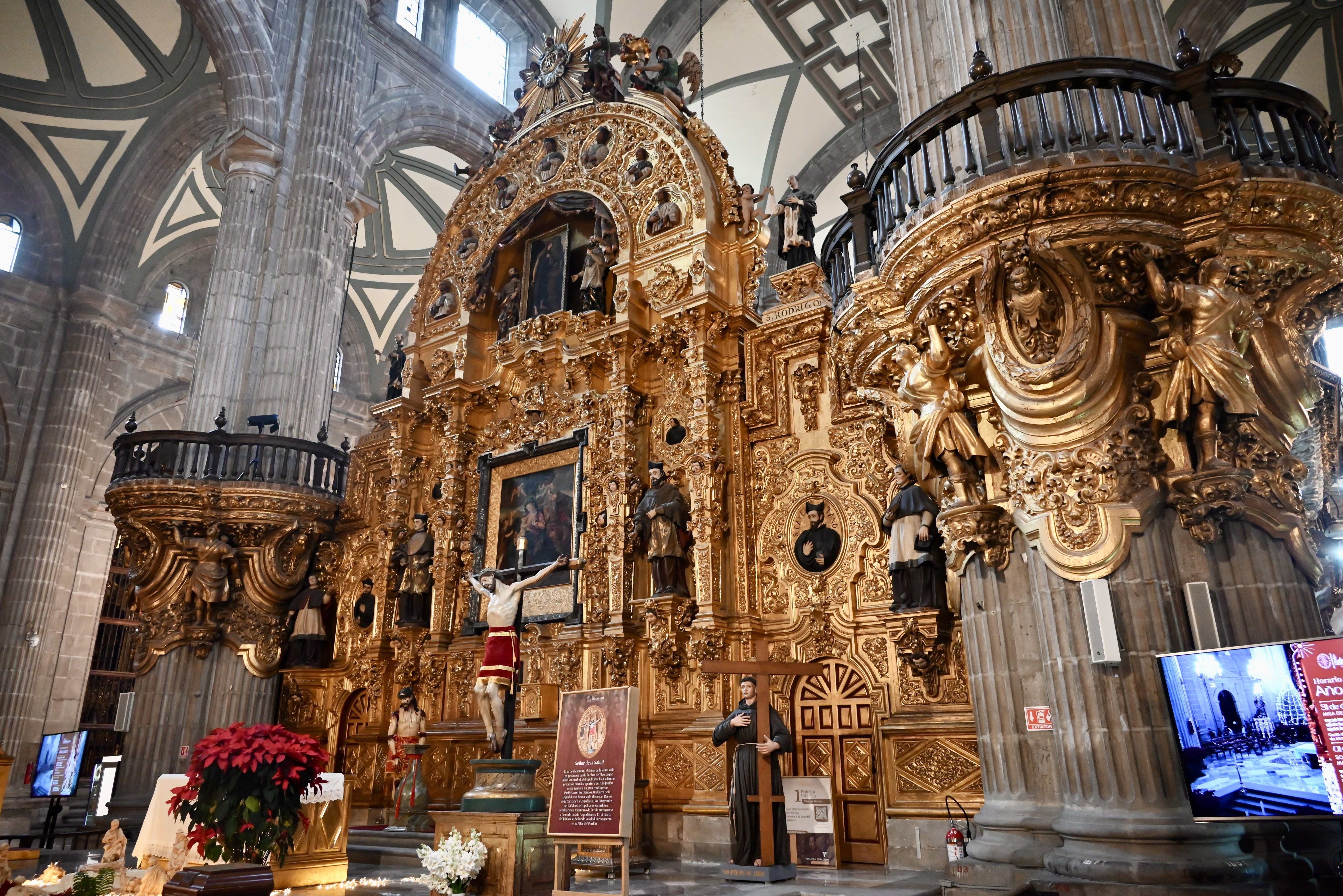 メキシコの旅②】 大晦日のソカロ 〜巨大な国旗を降ろすとき〜｜Yoshi