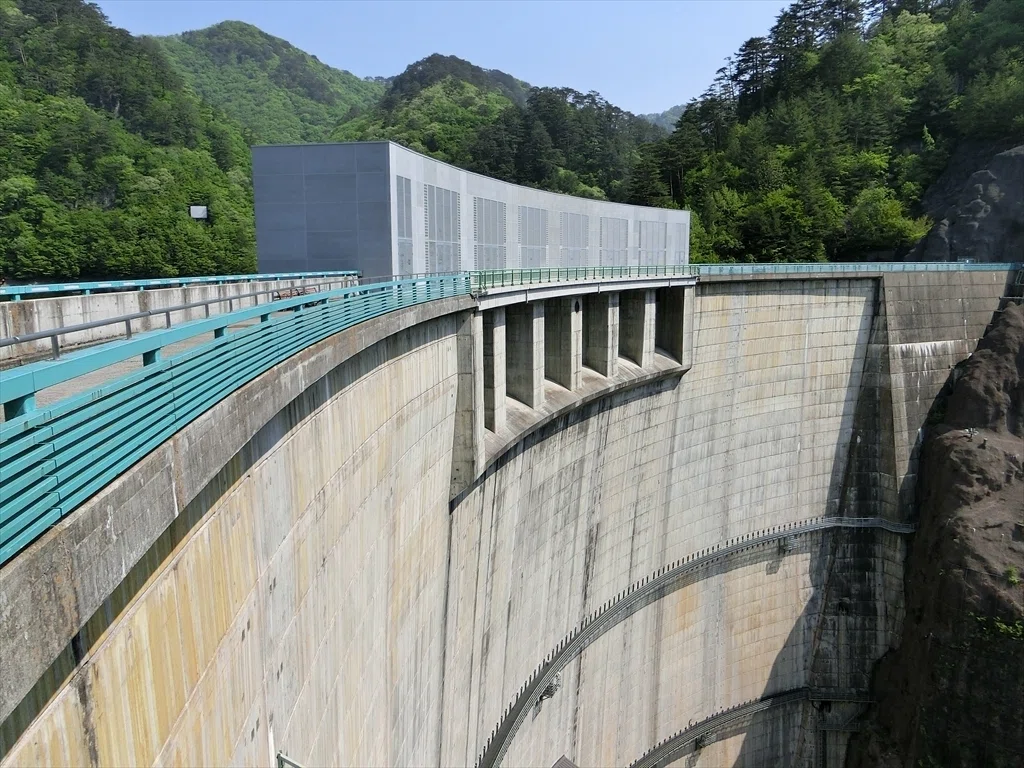 川俣ダム　全景　アーチダム
