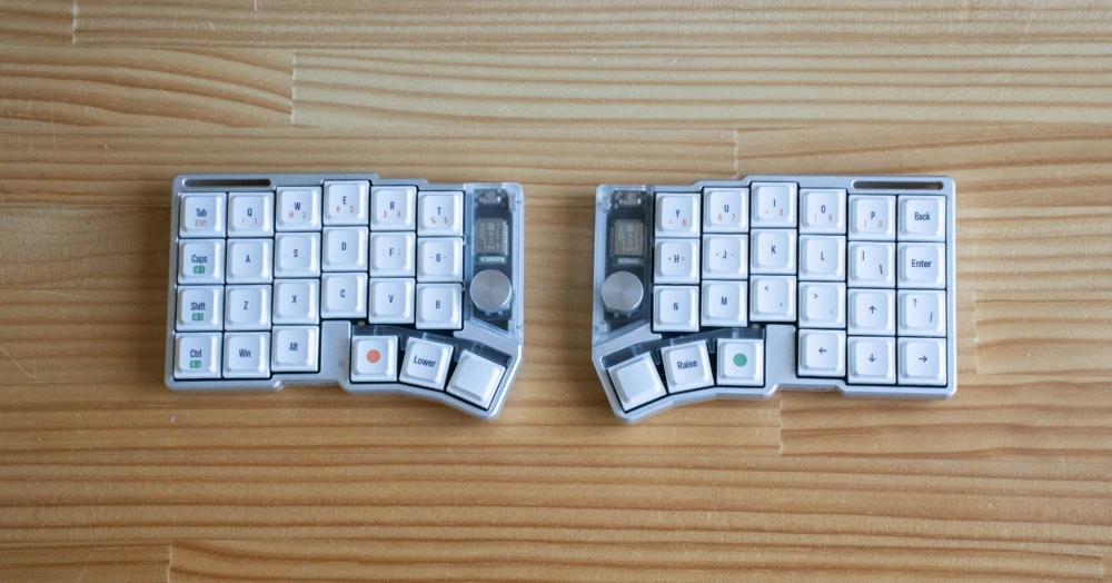 Cornix LPレビュー|理想のタイピング環境は「完全ワイヤレス×分割」で Cornix LPレビュー|理想のタイピング環境は「完全ワイヤレス×分割」で