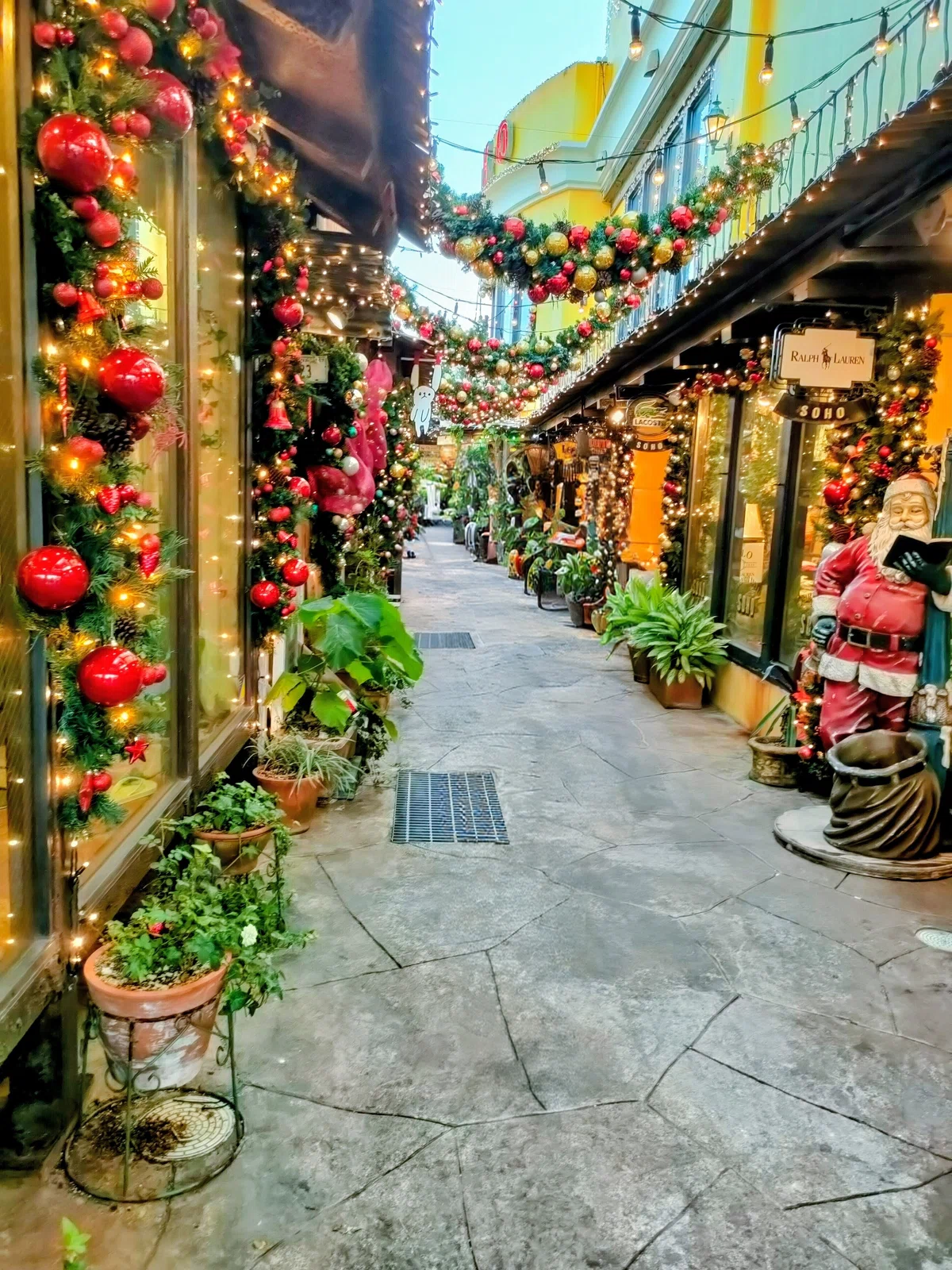 【旅の栞】沖縄・冬の家族紀行 #01:異国の風と、クリスマスの光に包まれて。北谷で刻む「家族の節目」|てるてる | 家族でつむぐ旅と日々の栞