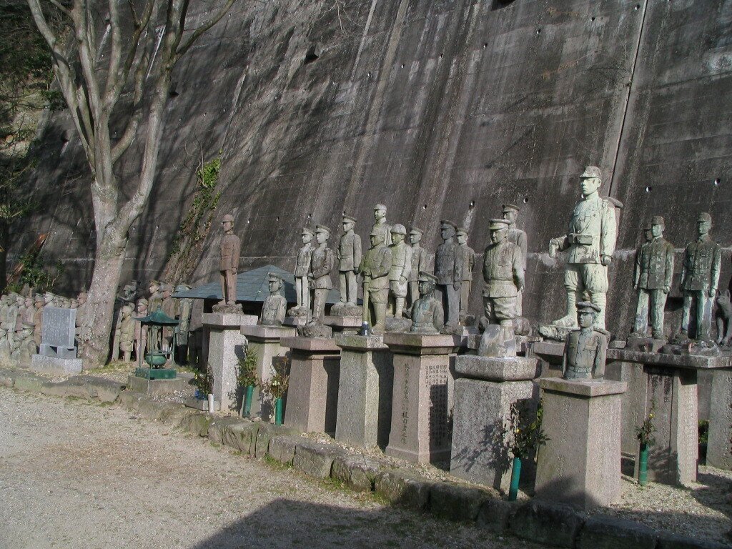 愛知】コンクリートの軍人像 中之院 | 愛知県南知多町｜underZero