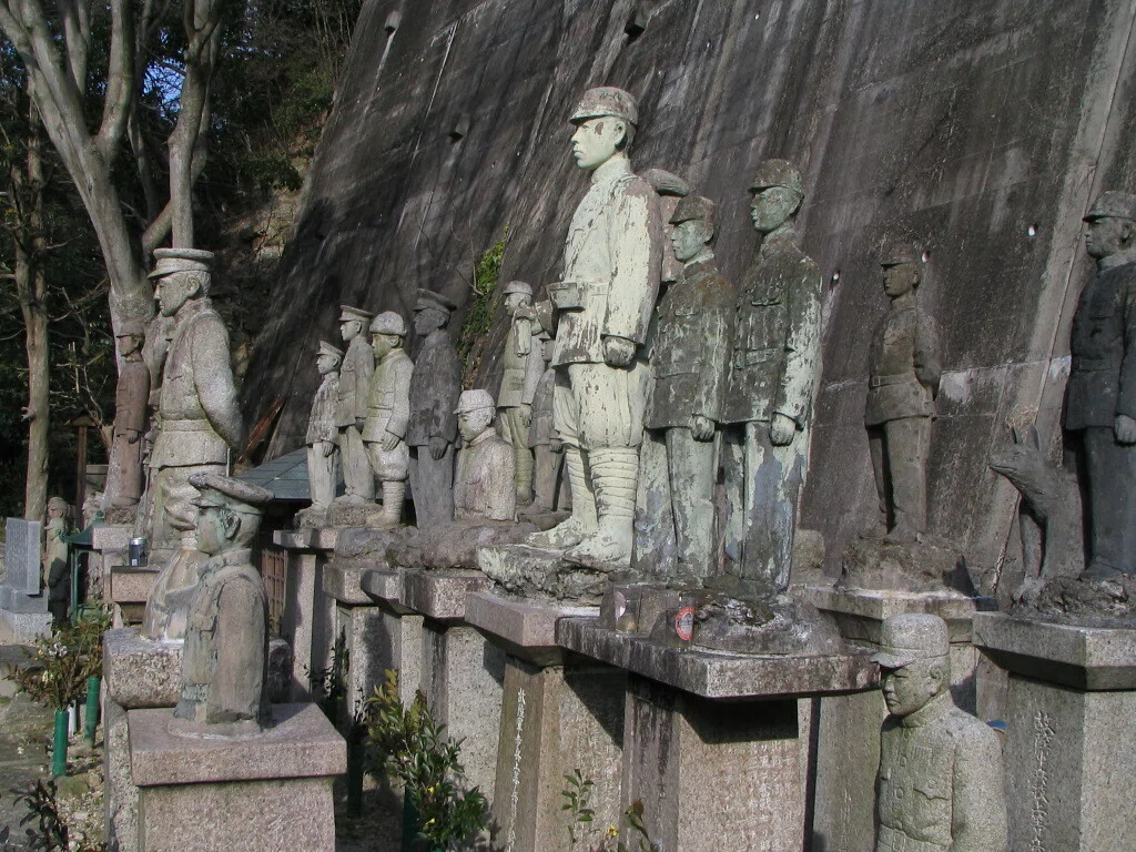 愛知】コンクリートの軍人像 中之院 | 愛知県南知多町｜underZero