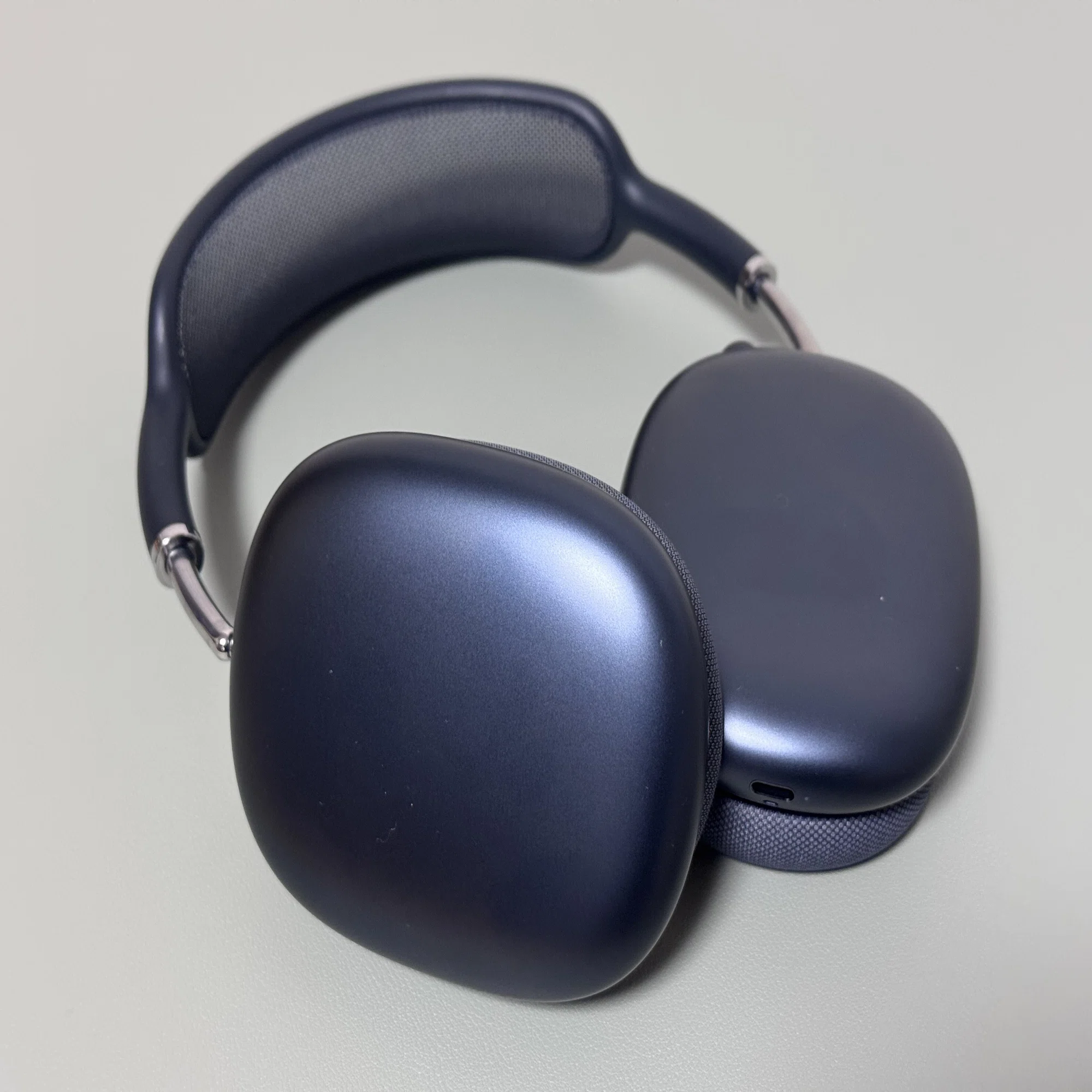 AirPods Max 1ヶ月使用レビュー：魔法のような接続性と、選ぶ人を選ぶ 