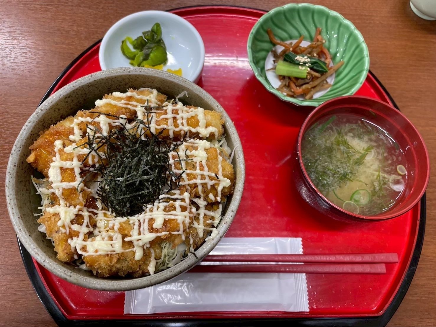 すずなり食堂」「すずキッチン」を包み込む彩りの編み物。ほぼ日さん