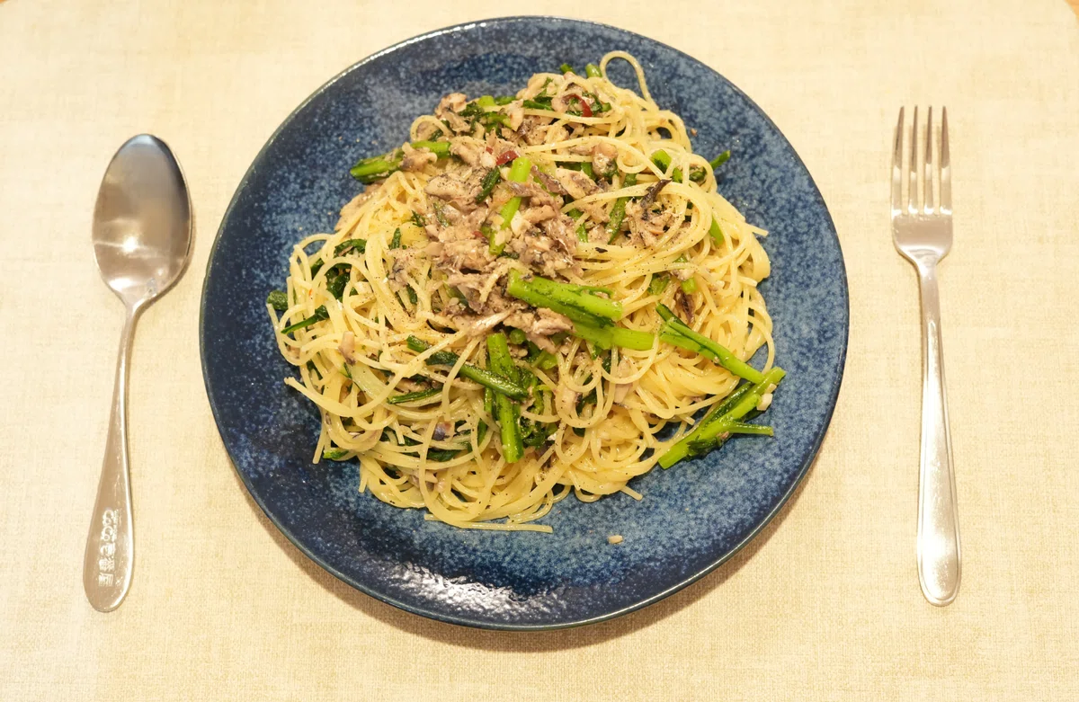 春菊とオイルサーディンで作るペペロンチーノ