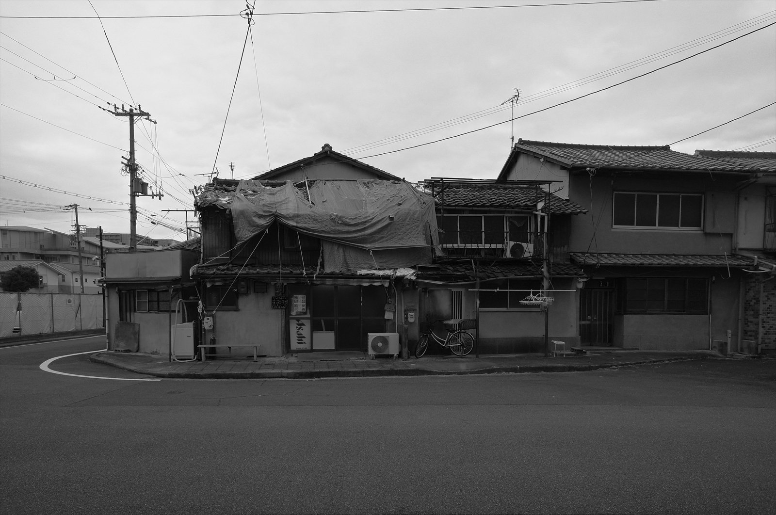 【中古】街並みの写真 黒いフレーム付き19-339 久しぶりにコンポラモノクロ風景写真です。｜竹村稔の写真