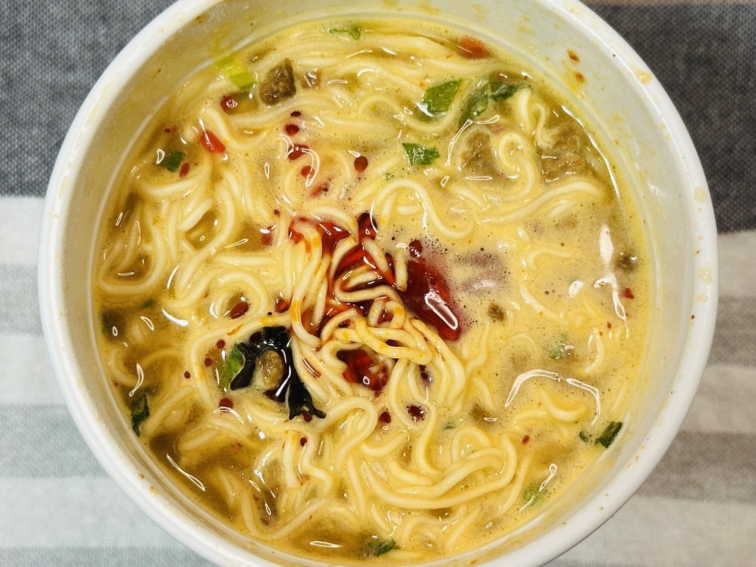 豚骨 日清ラ王 豚骨醤油 5食パック」(8月3日発売) | ニュースリリース | 日