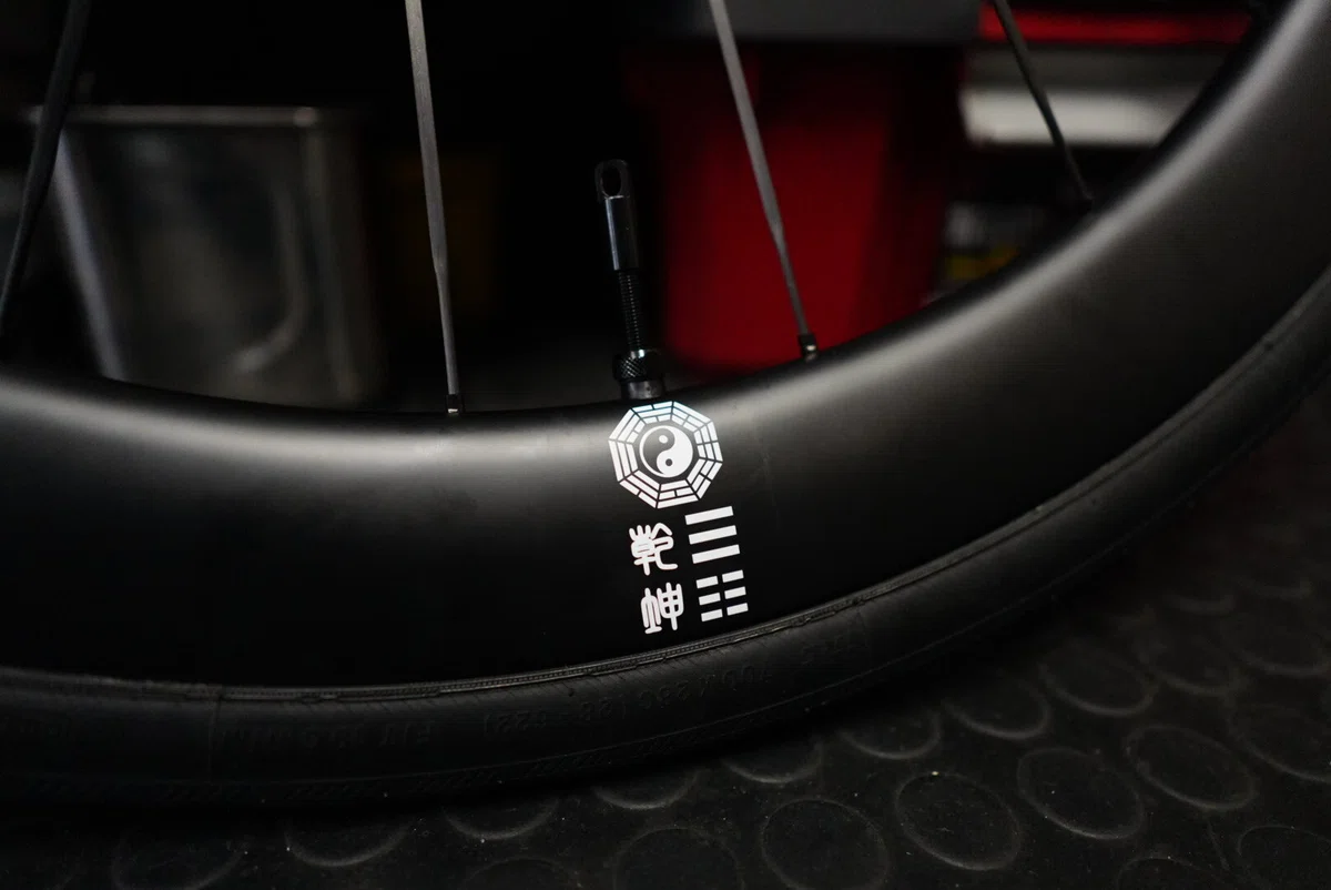 レビュー新型QianKunカーボンホイール。売れる為にグローバルに寄せず 