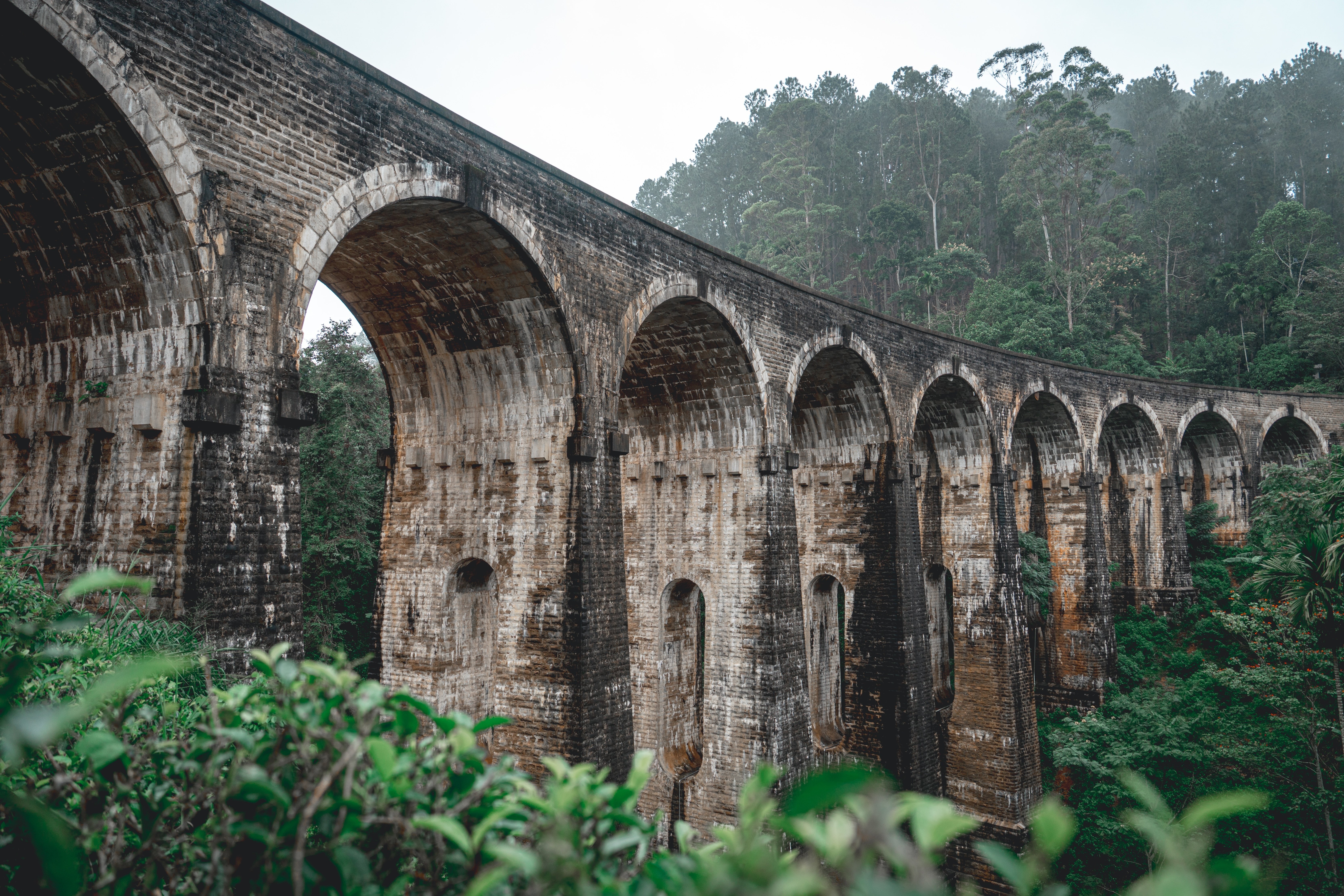 深い谷に架かる橋、連なる山々と高原の町―エッラ｜skystarbuck