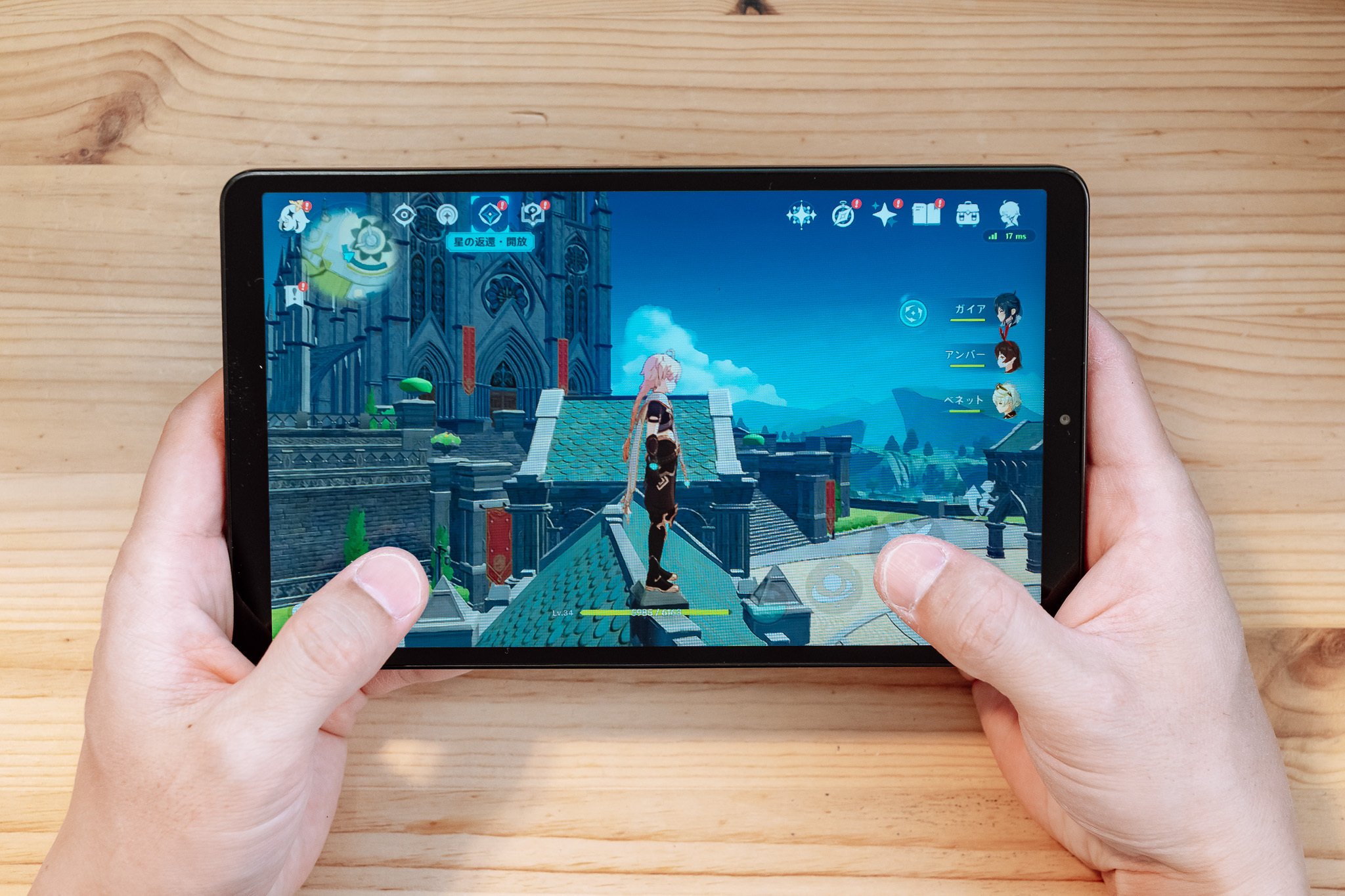 スマホより見やすく、PCより圧倒的に軽い。 約320g・8.7型の＜LAVIE