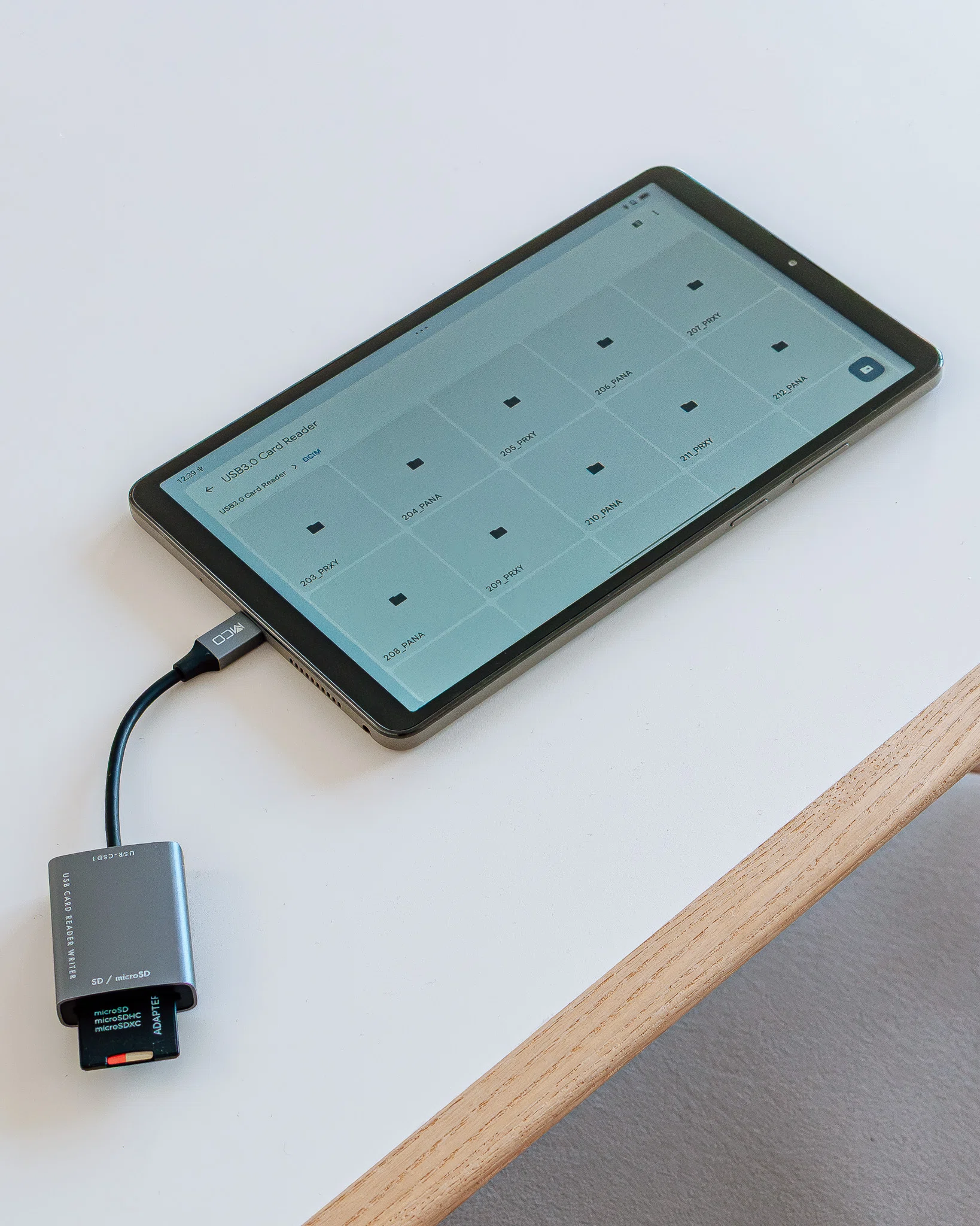 スマホより見やすく、PCより圧倒的に軽い。 約320g・8.7型の＜LAVIE