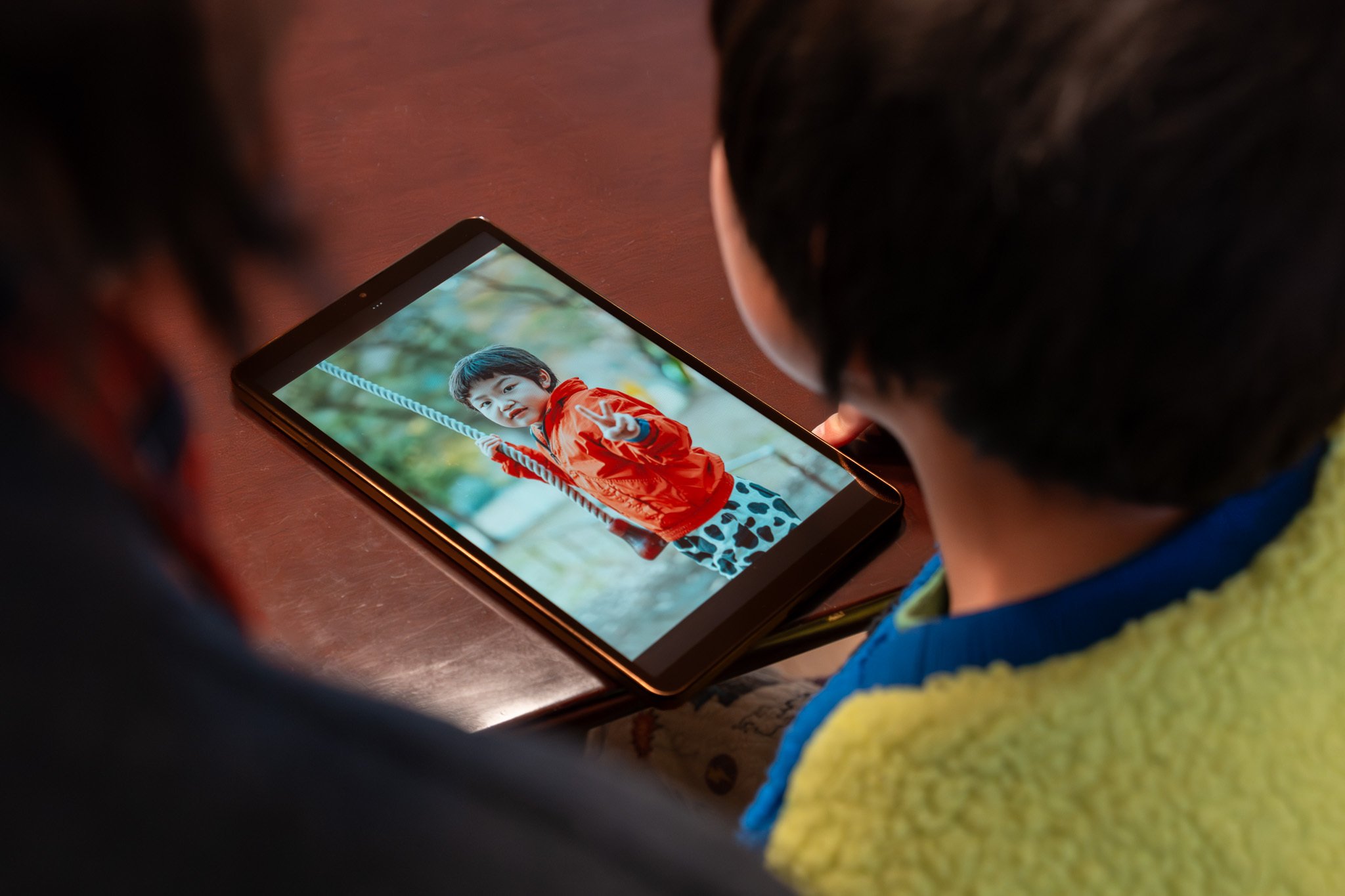 スマホより見やすく、PCより圧倒的に軽い。 約320g・8.7型の＜LAVIE