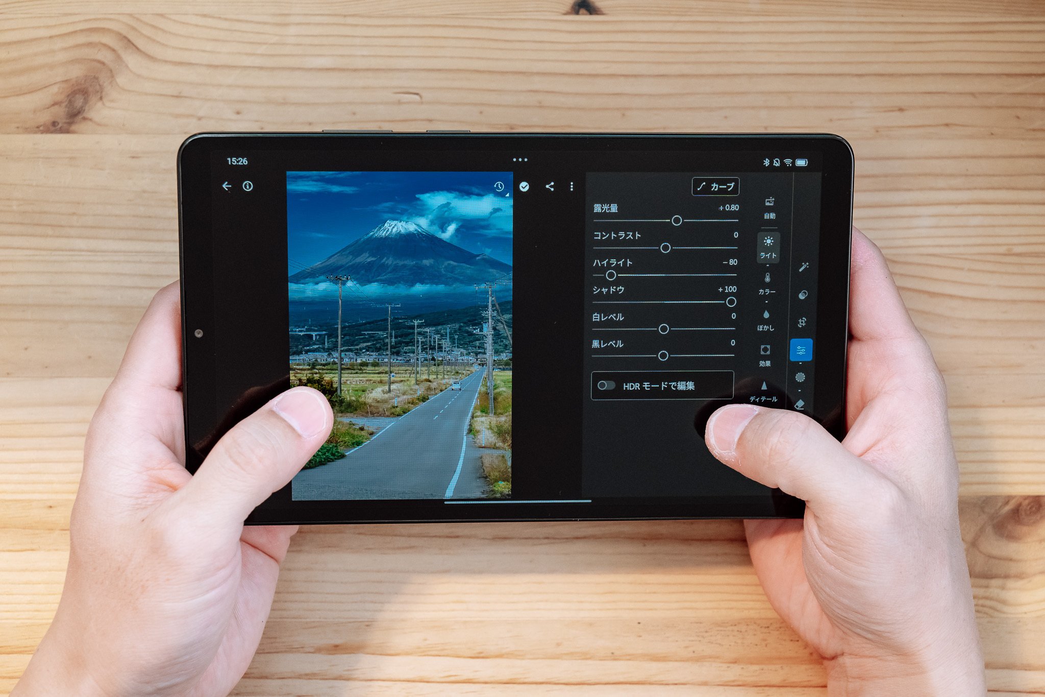 スマホより見やすく、PCより圧倒的に軽い。 約320g・8.7型の＜LAVIE