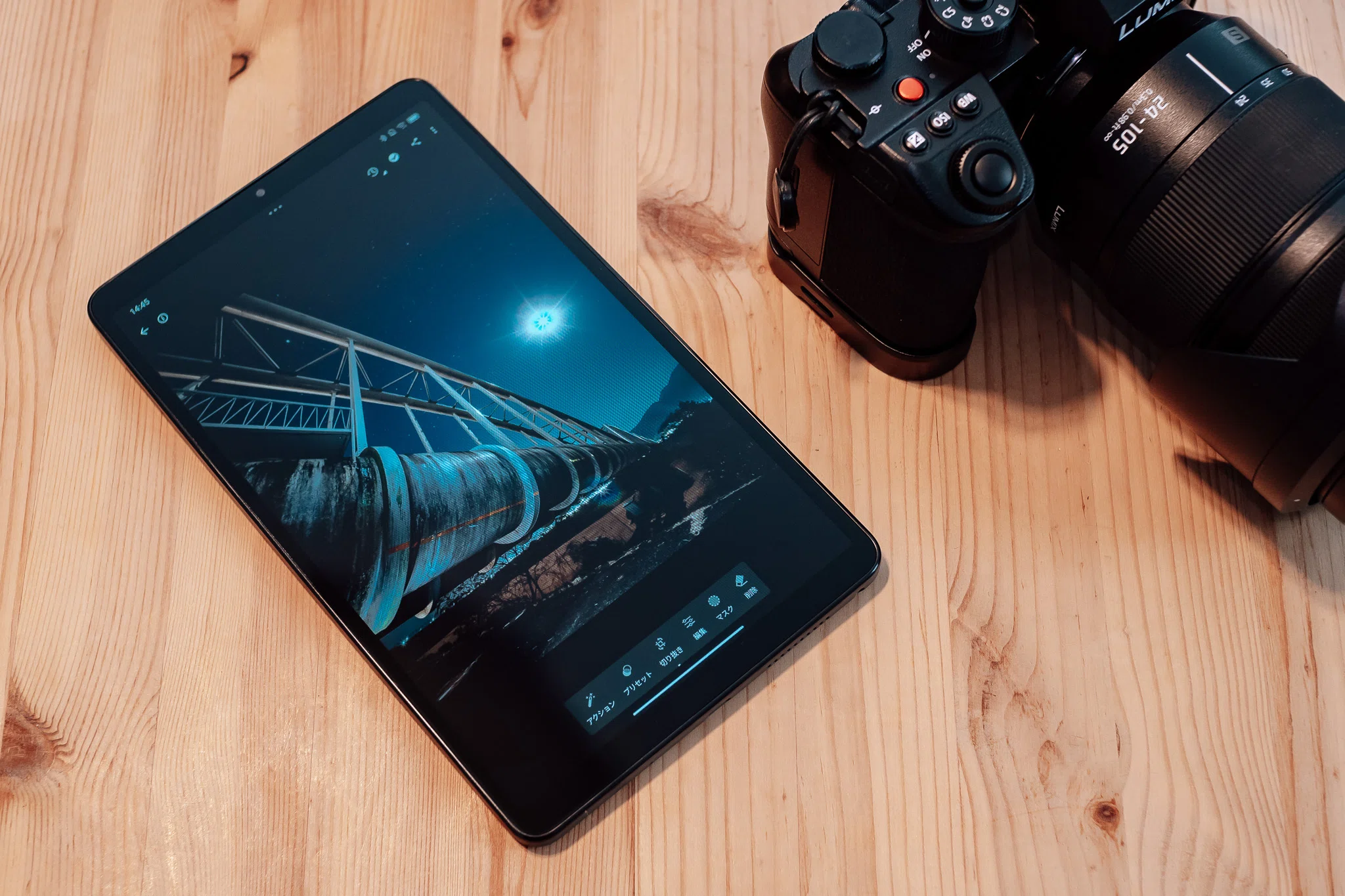 スマホより見やすく、PCより圧倒的に軽い。 約320g・8.7型の＜LAVIE