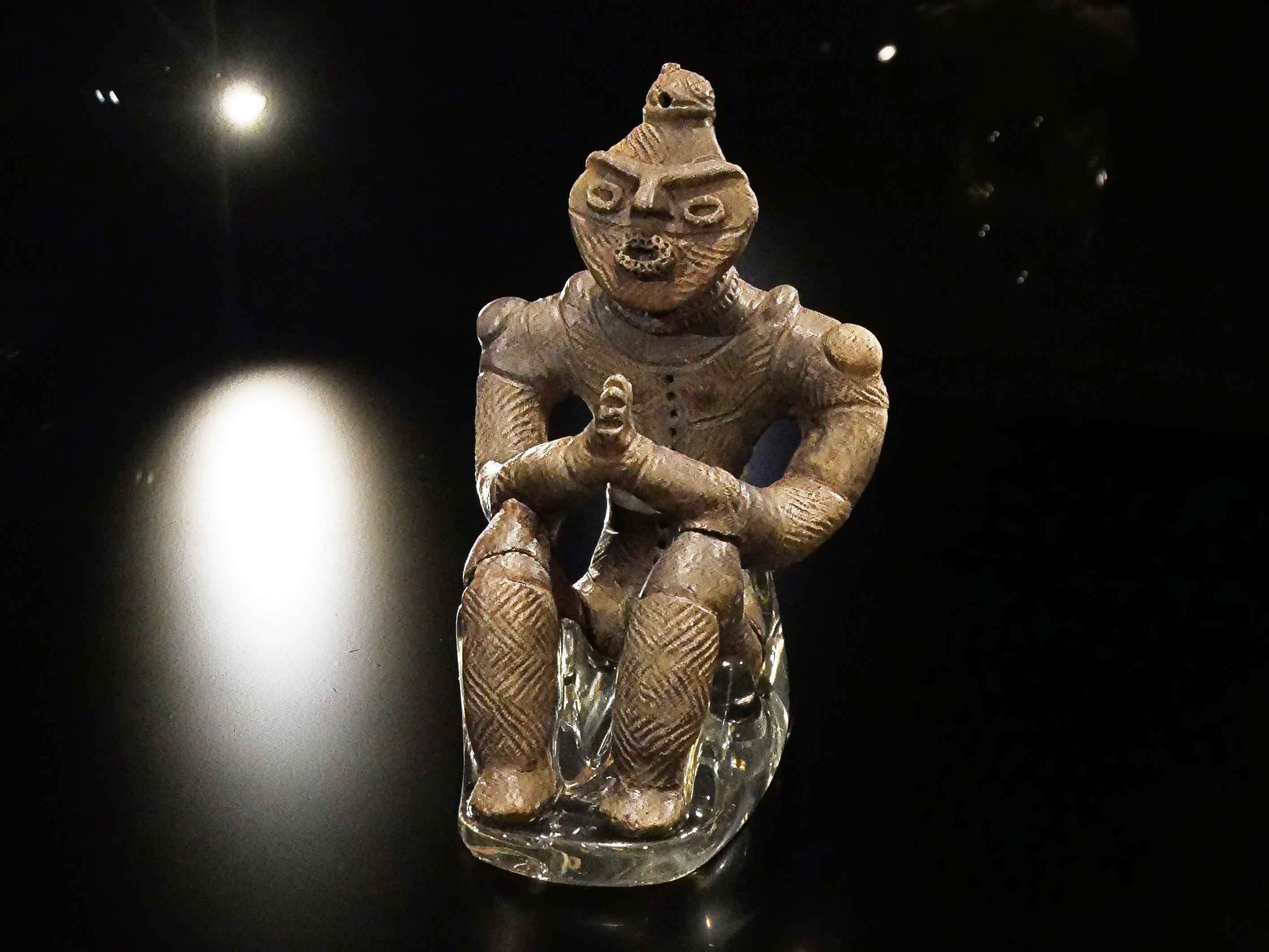合掌土偶　国宝第１号 合掌土偶・頬杖土偶｜はちのへヒストリア