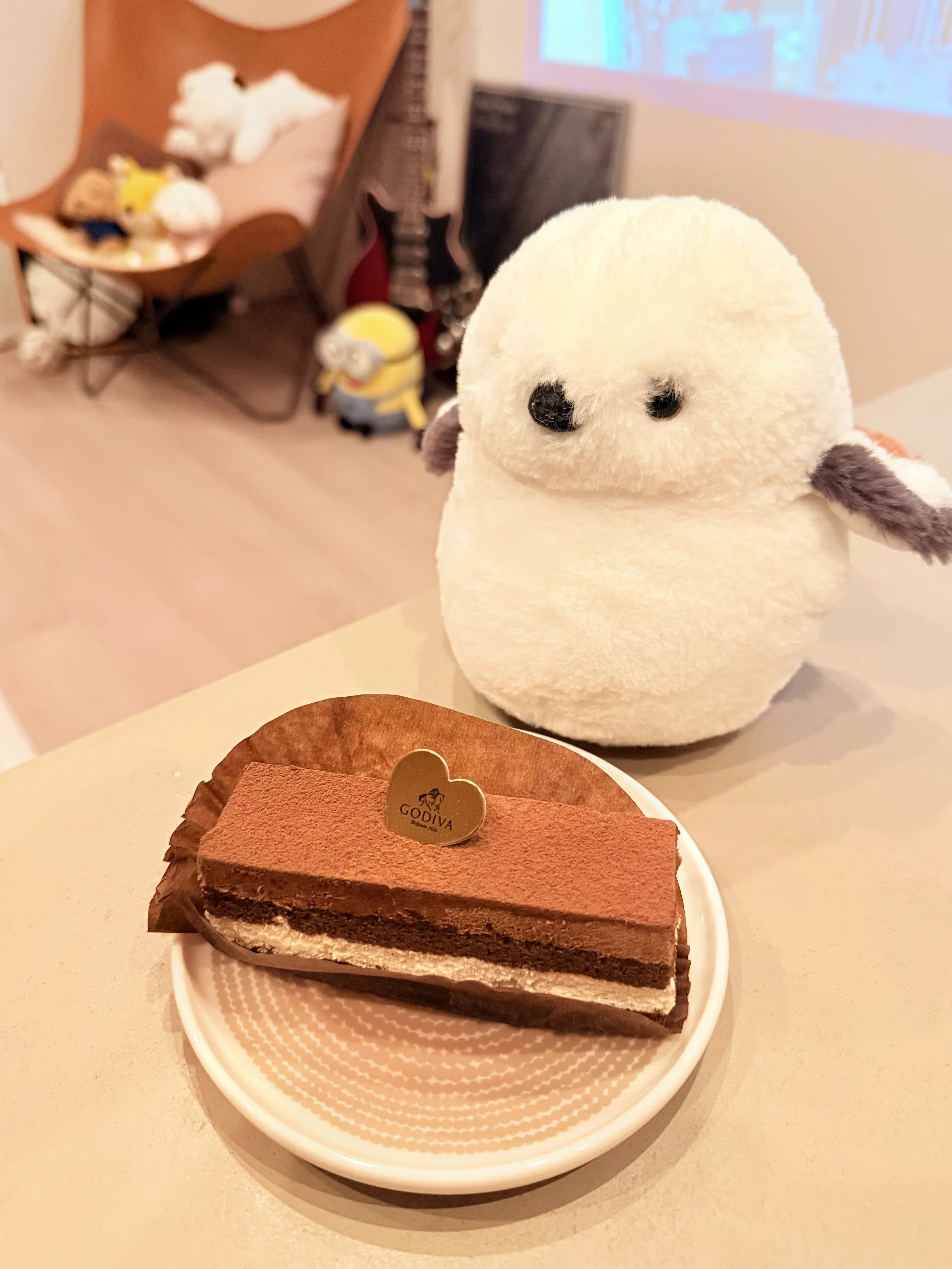 ぬい撮り】ご褒美のGODIVAケーキ｜Yukihiro🧸