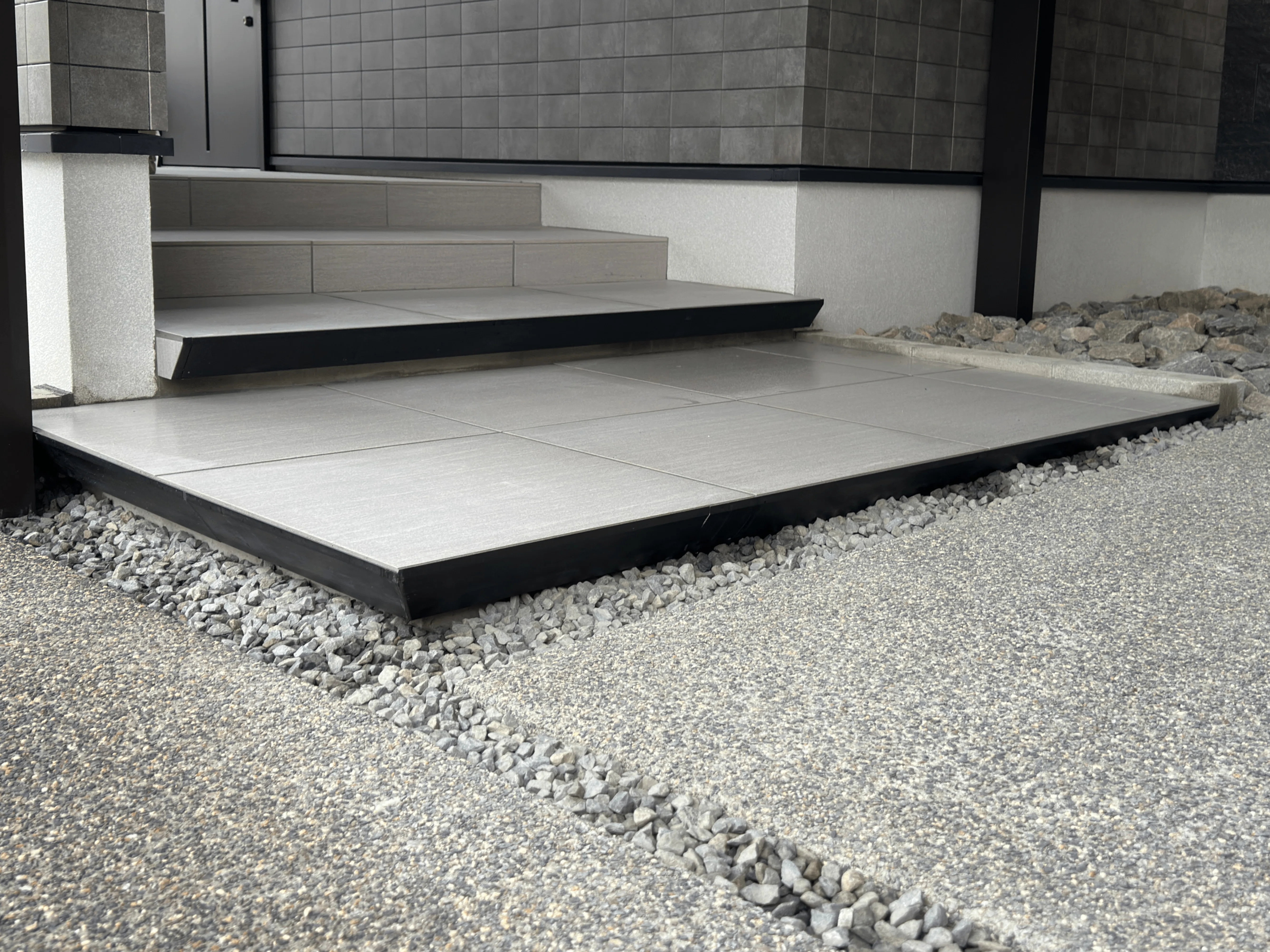 [Construction Case Study] A hotel-like entrance created with LIXIL's ...