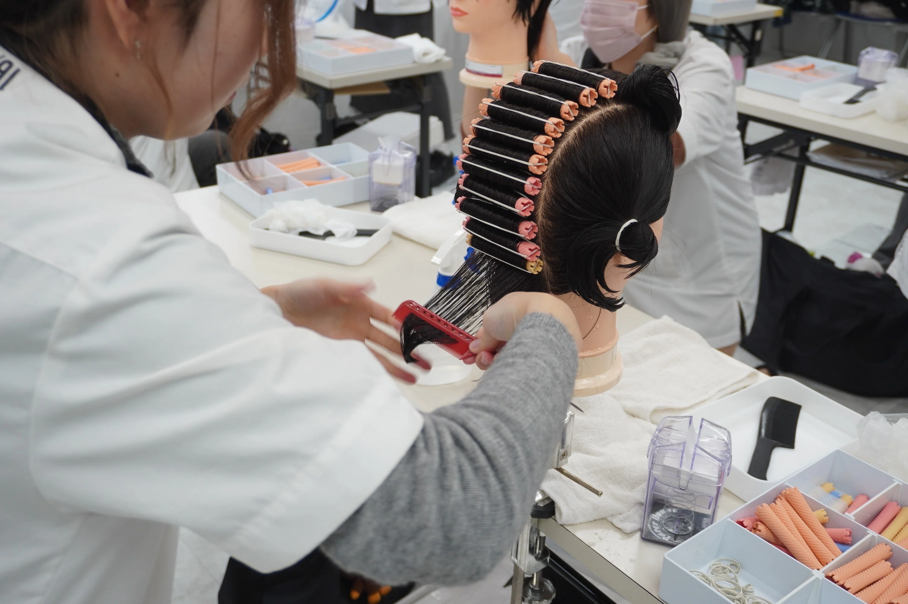 美容師国家試験の課題にも！ワインディング実習【授業レポ🔍】｜国際