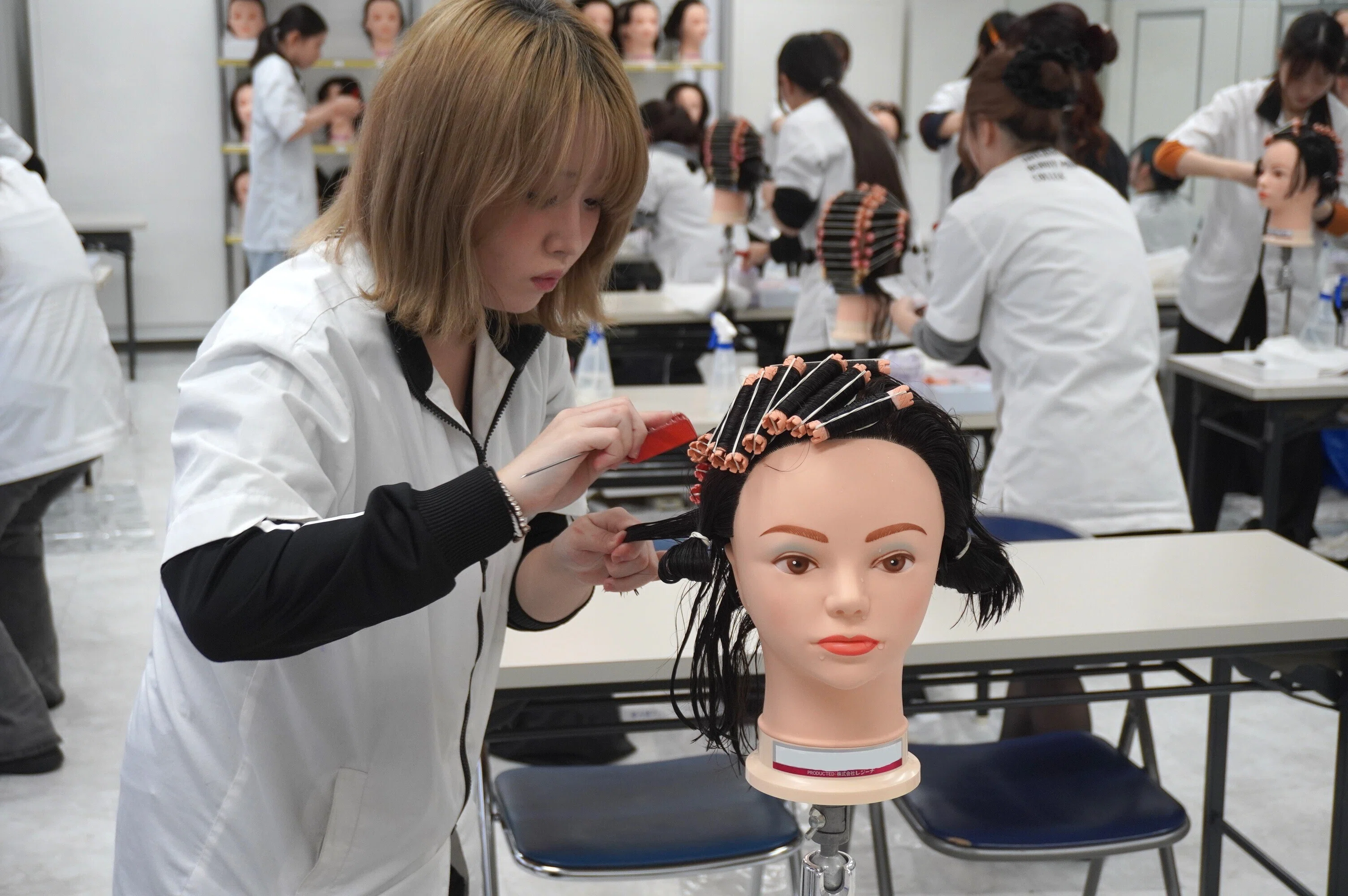 美容師国家試験の課題にも！ワインディング実習【授業レポ🔍】｜国際