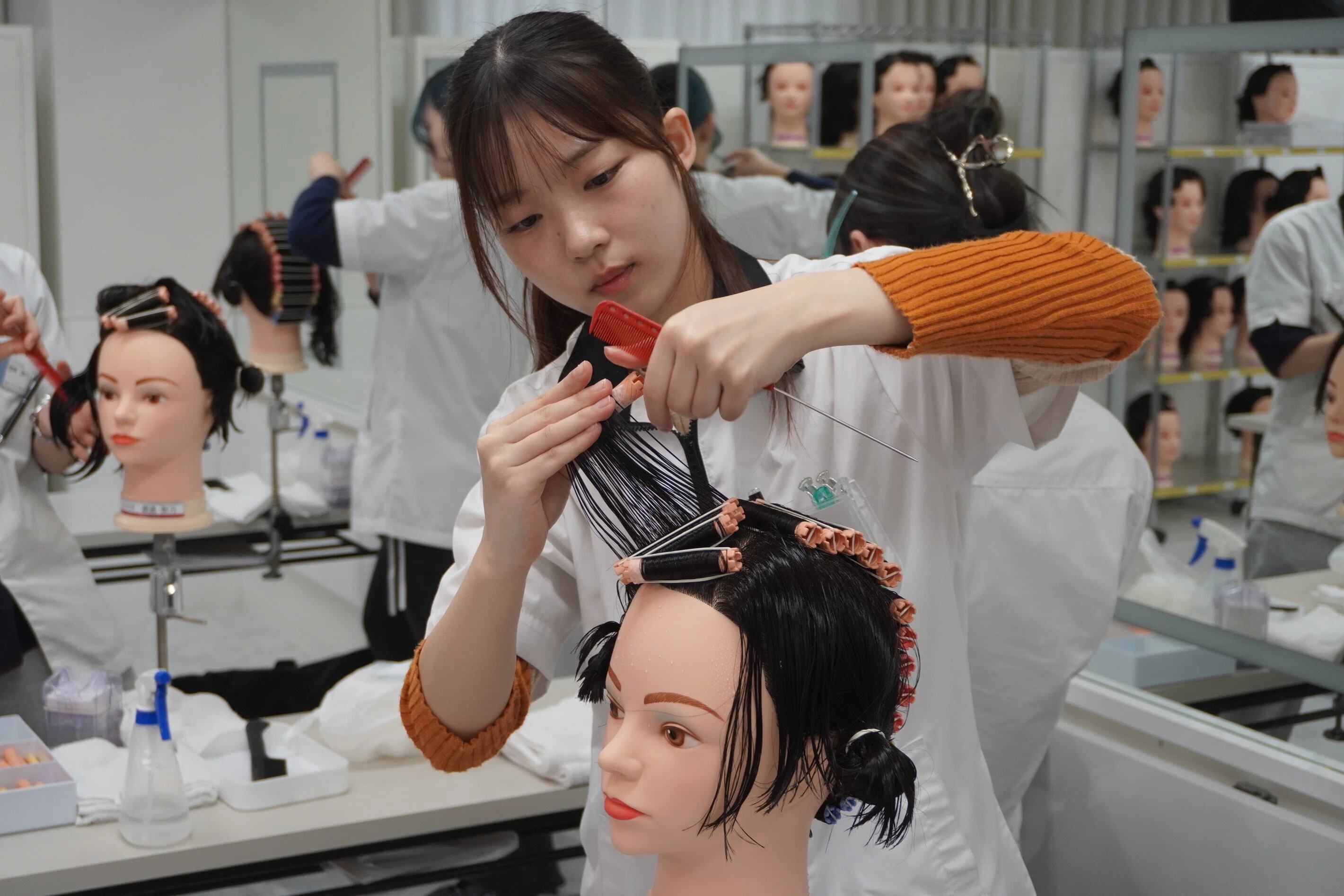 美容師国家試験の課題にも！ワインディング実習【授業レポ🔍】｜国際