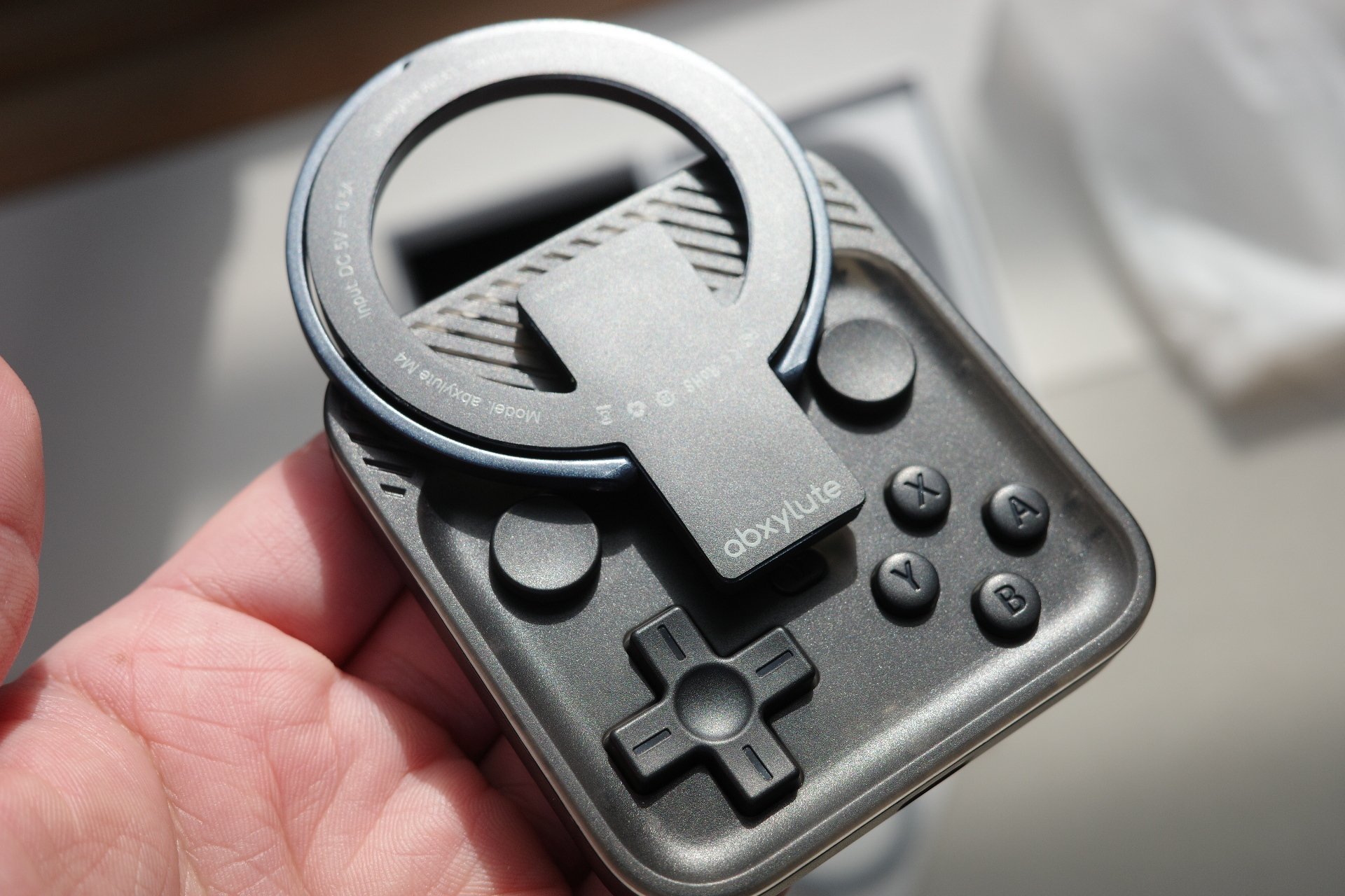 持ち運びには最適！？abxylute M4 というモバイルマグネティック