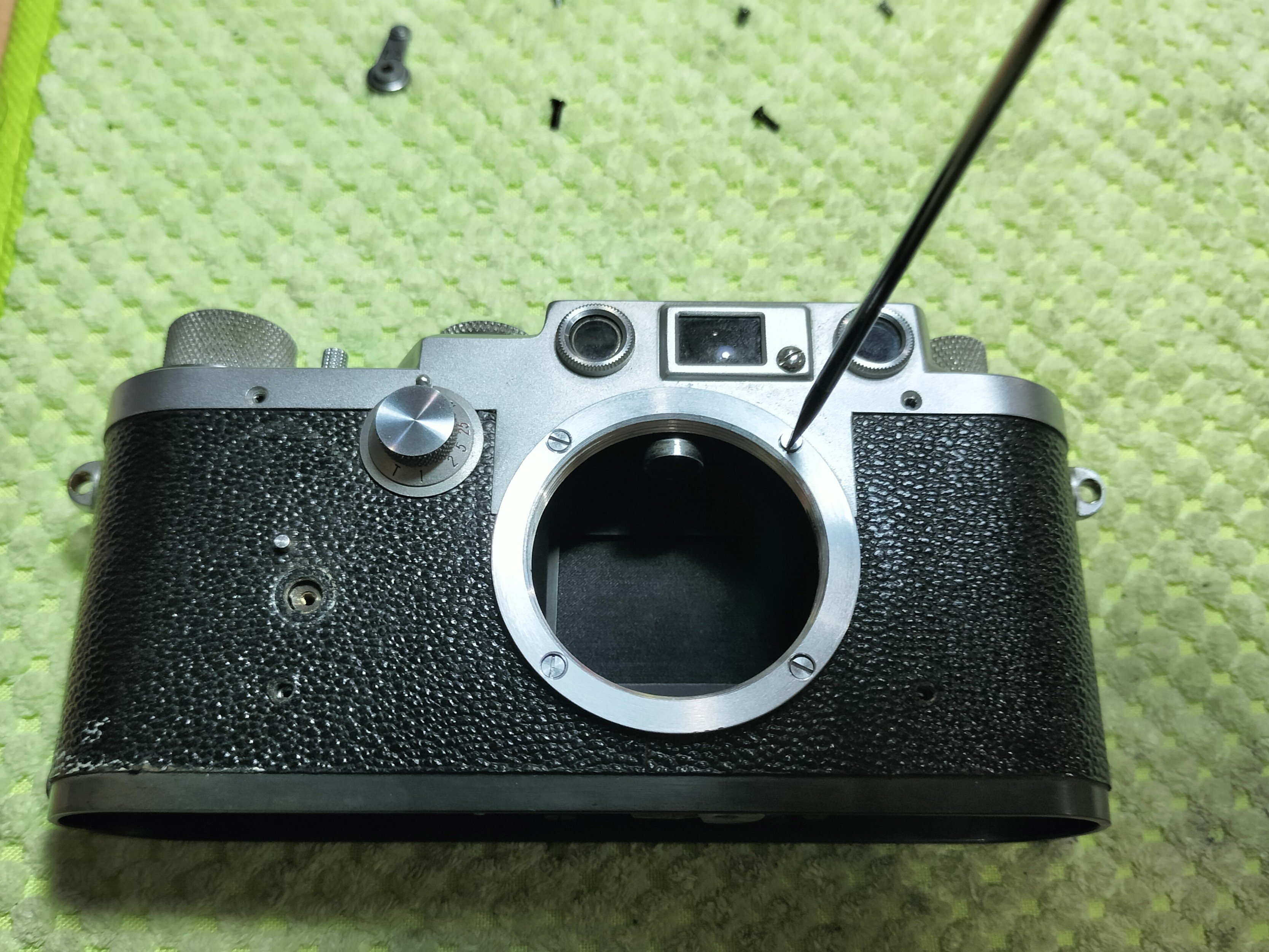 Leotax Fの分解 外装の取り外し｜フィルムカメラ修理のアクアカメラ
