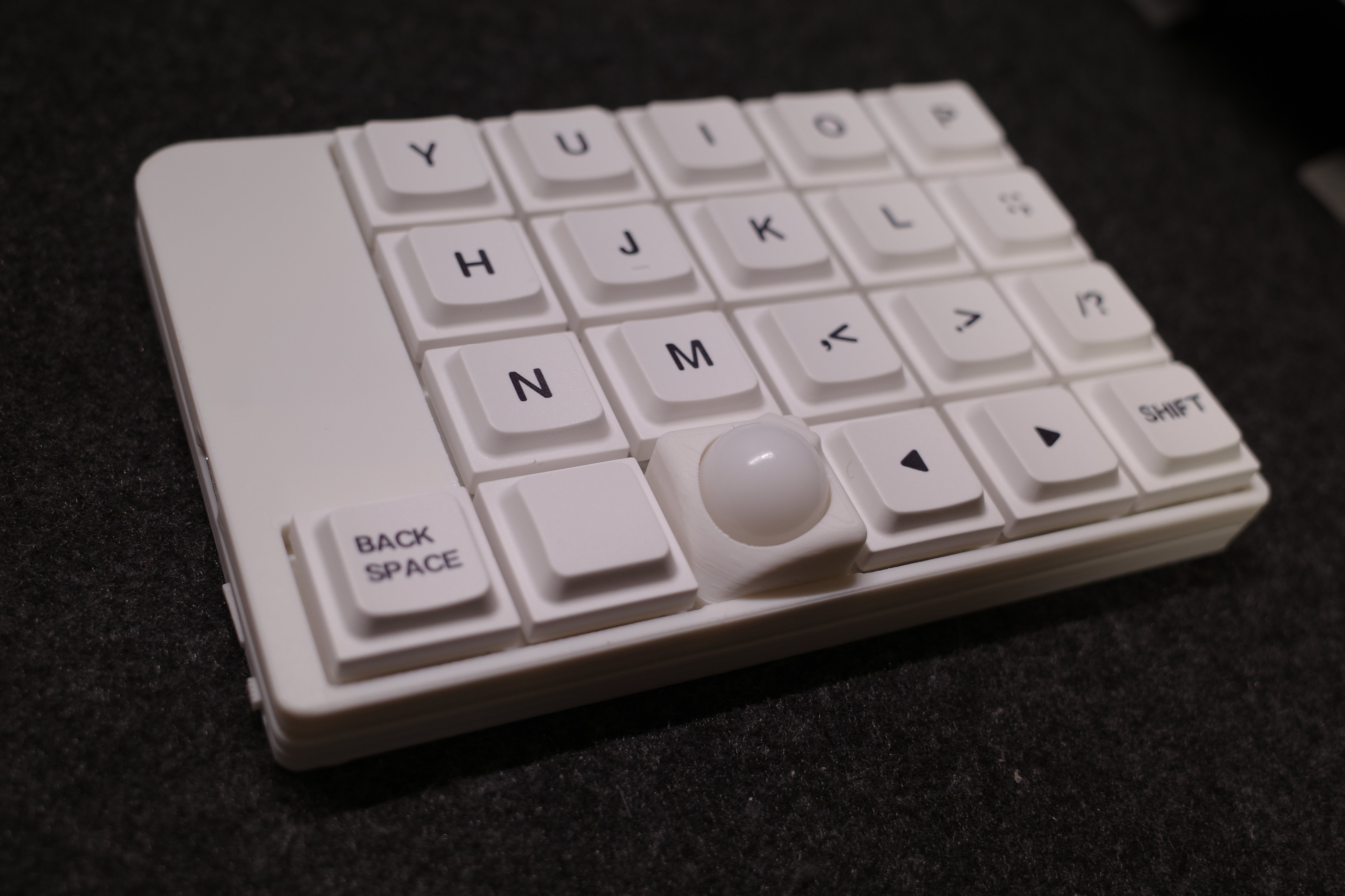 狭ピッチでもレジェンド付きキーキャップを使いたい！｜おぐ