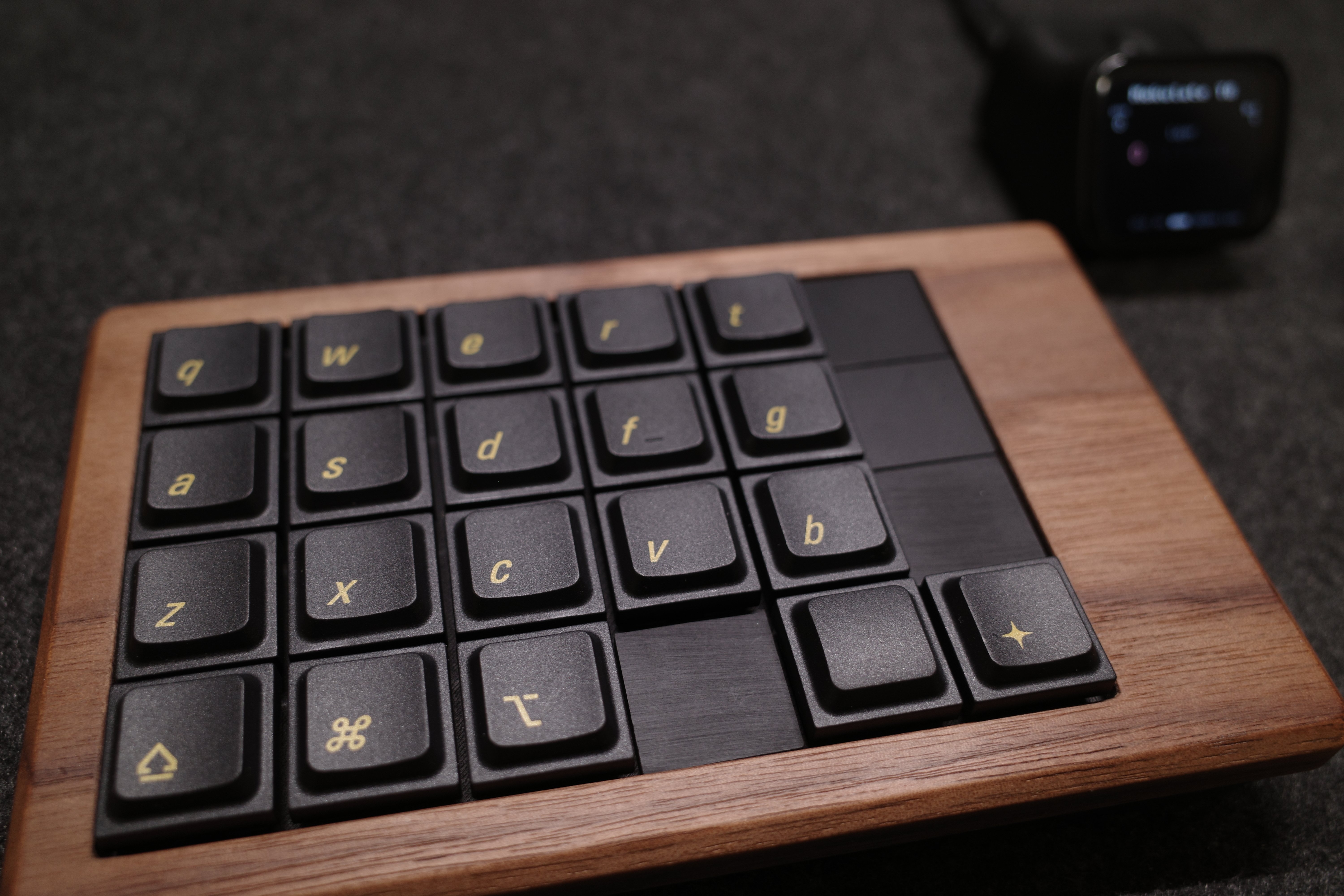 狭ピッチでもレジェンド付きキーキャップを使いたい！｜おぐ