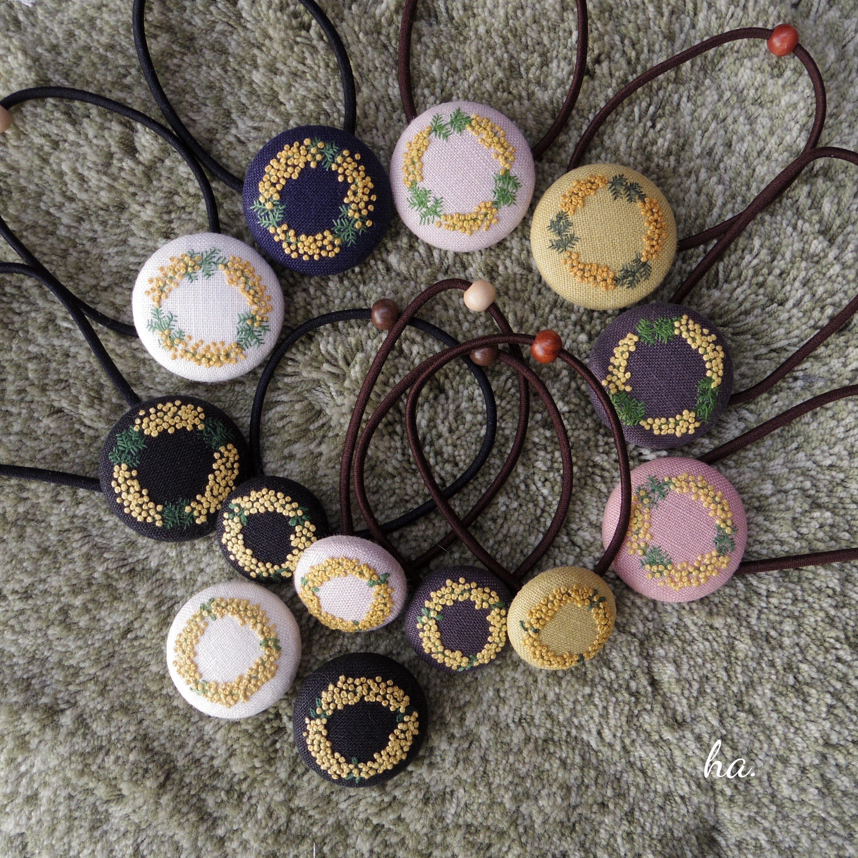 ミモザの刺しゅうでブローチとヘアゴムと｜あさだじゅんこ(ハコベノハコ)