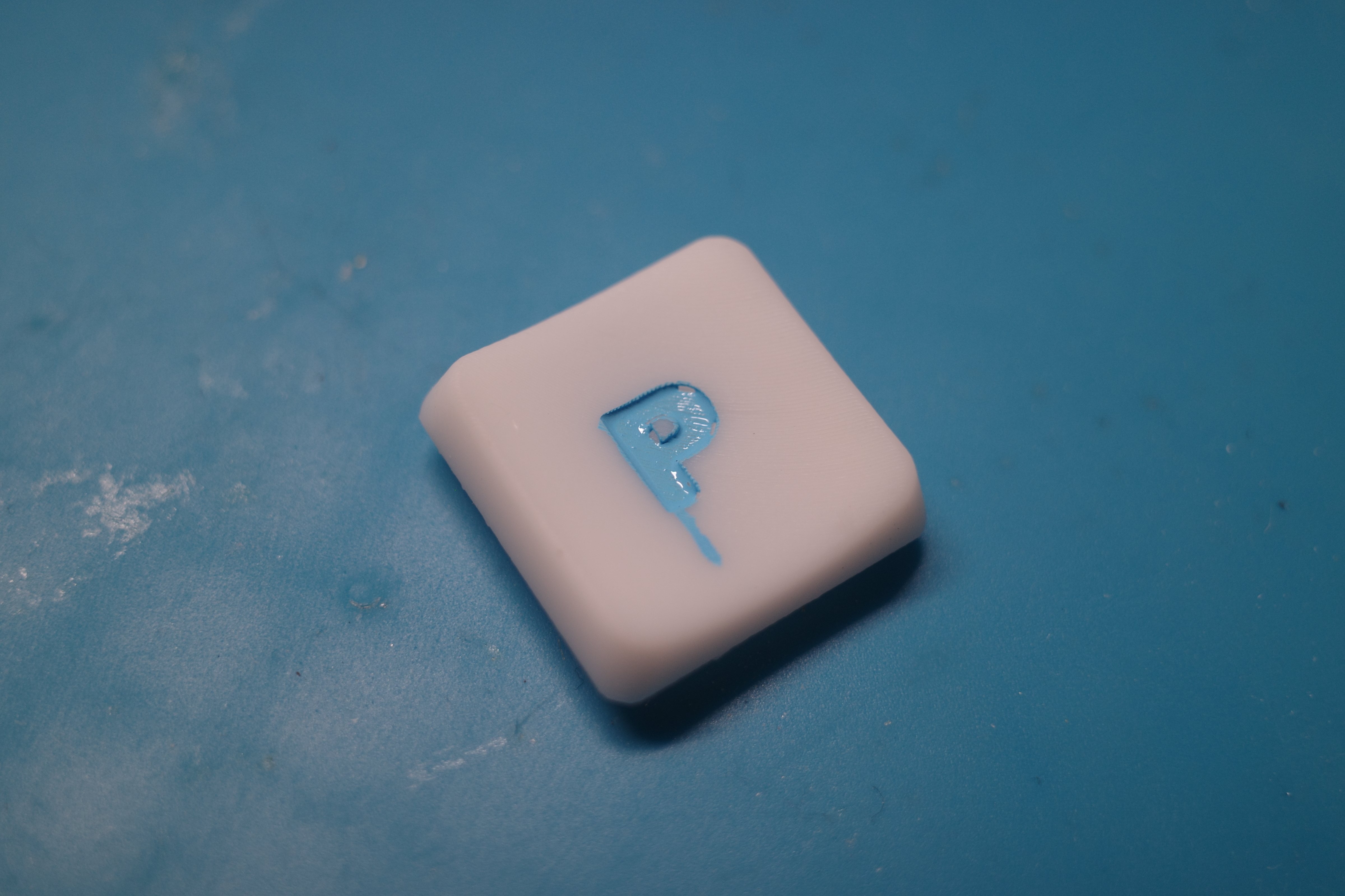 狭ピッチでもレジェンド付きキーキャップを使いたい！｜おぐ