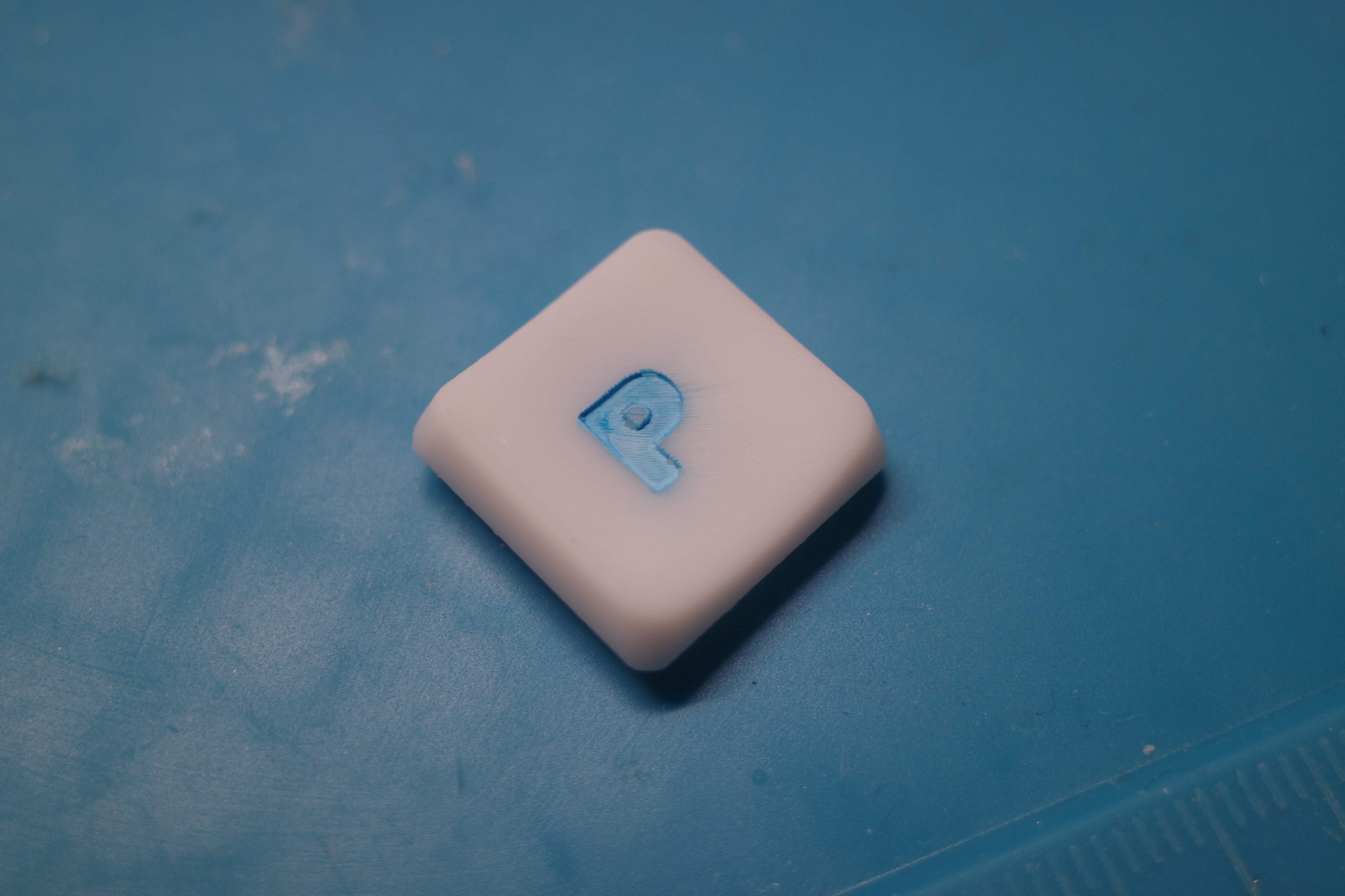 狭ピッチでもレジェンド付きキーキャップを使いたい！｜おぐ