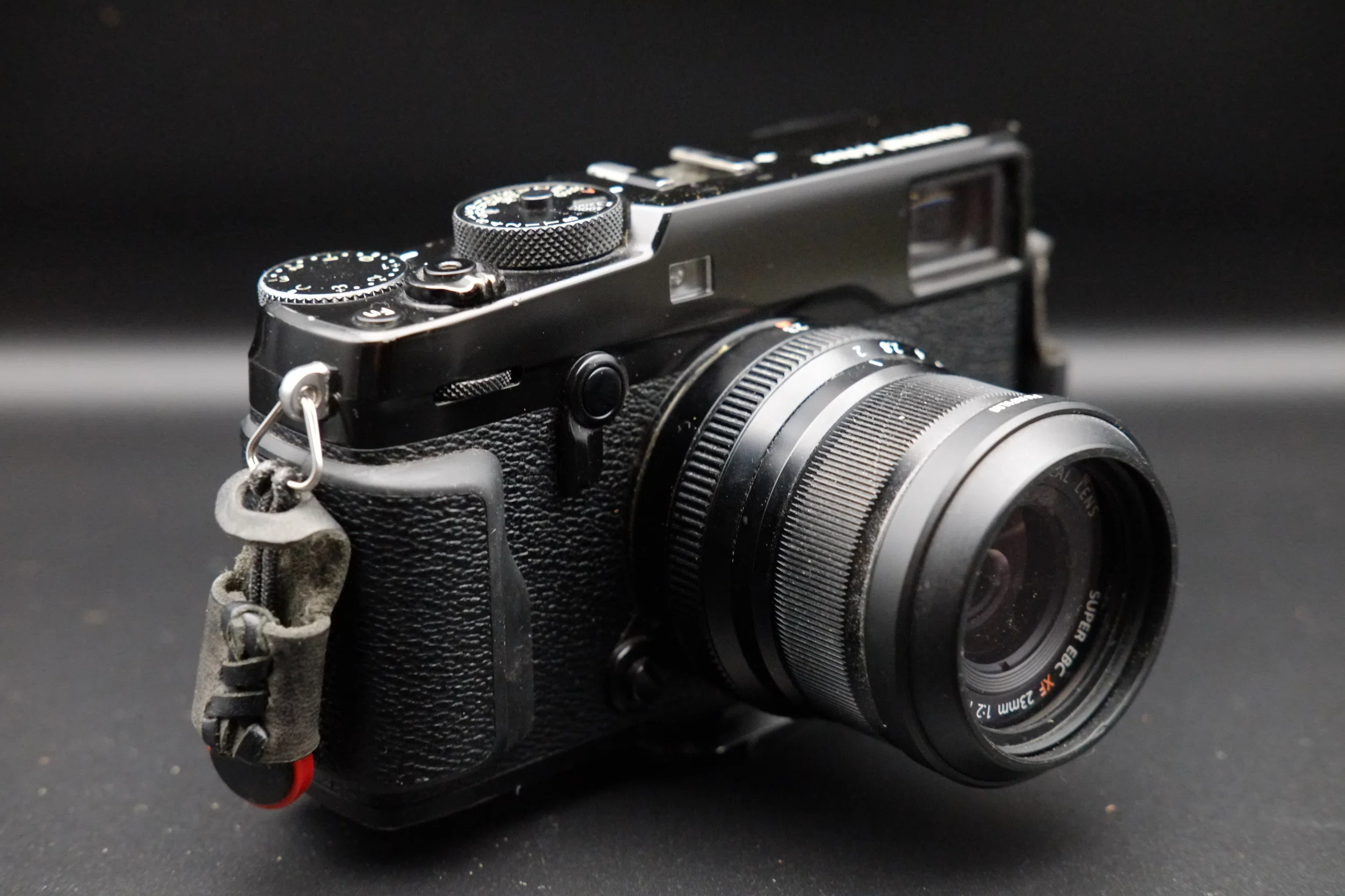 My FUJIFILM X-Pro2】塗装のハゲも黄ばんだ表示も愛着を感じてやまない