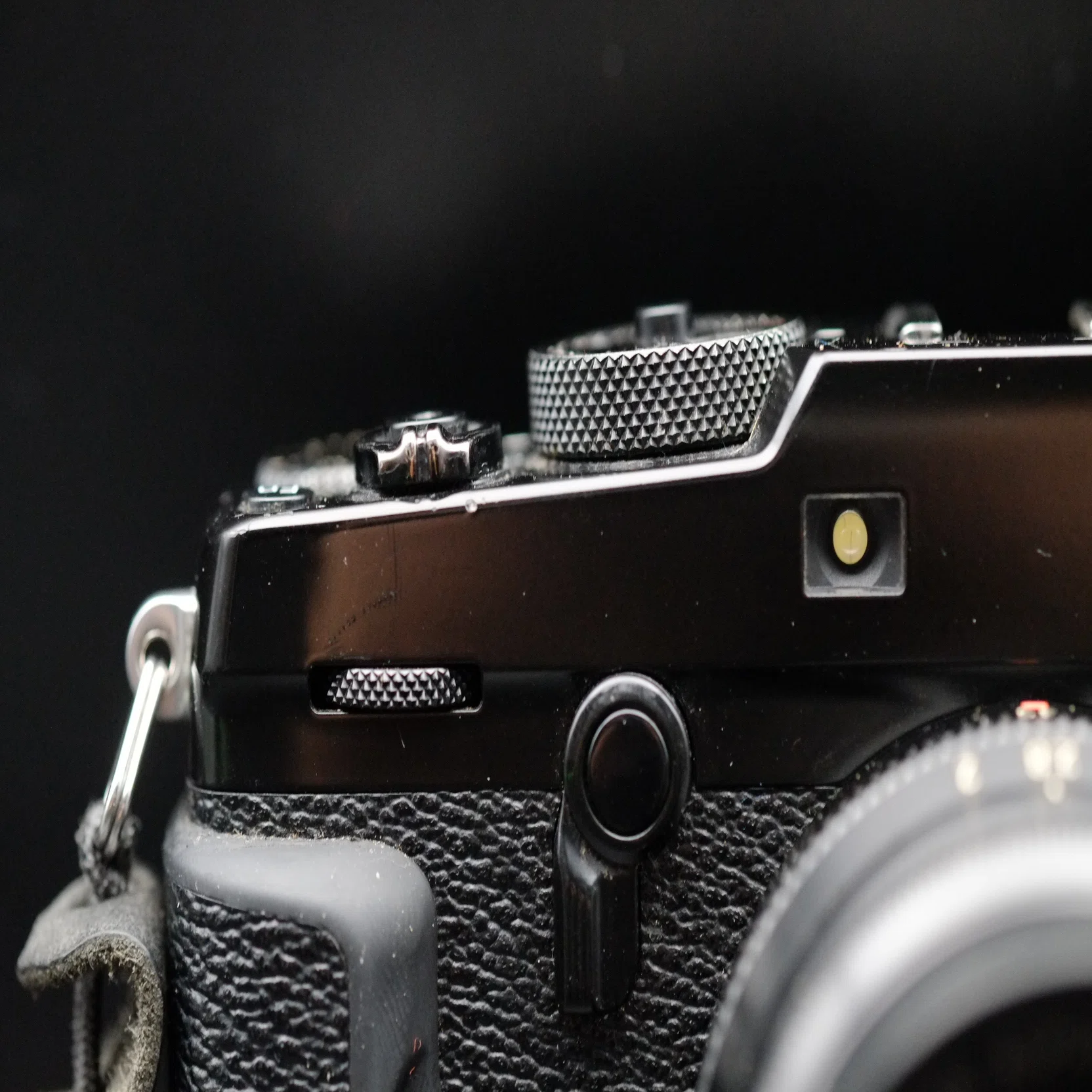 My FUJIFILM X-Pro2】塗装のハゲも黄ばんだ表示も愛着を感じてやまない 