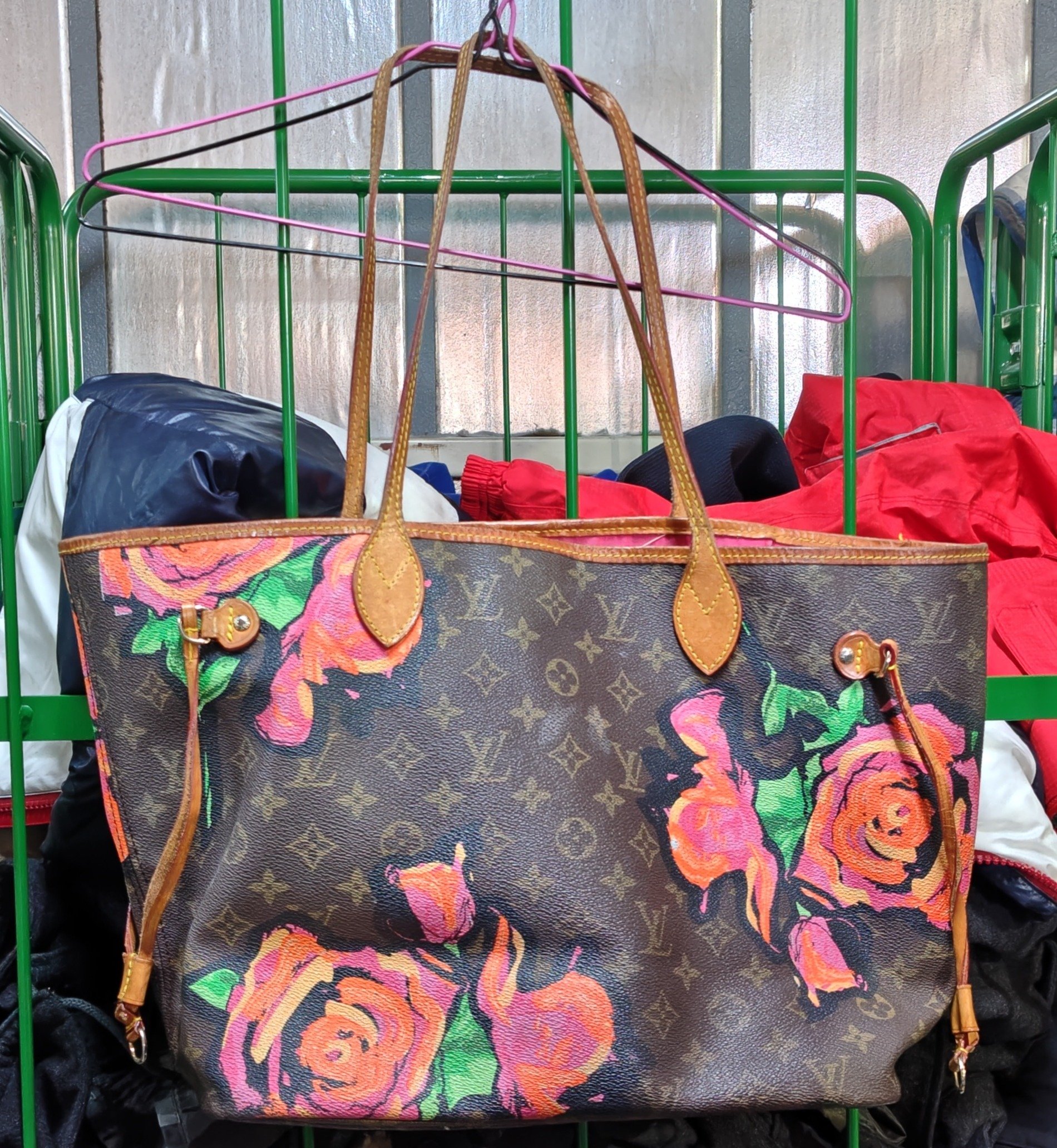 LOUIS VUITTONの「モノグラム・ローズ ネヴァーフルMM」をレスキュー