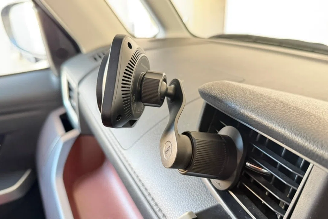 車内充電のストレスが消えた：ESR OmniLock Qi2.2認証 25W 車載ホルダー実機レビュー
