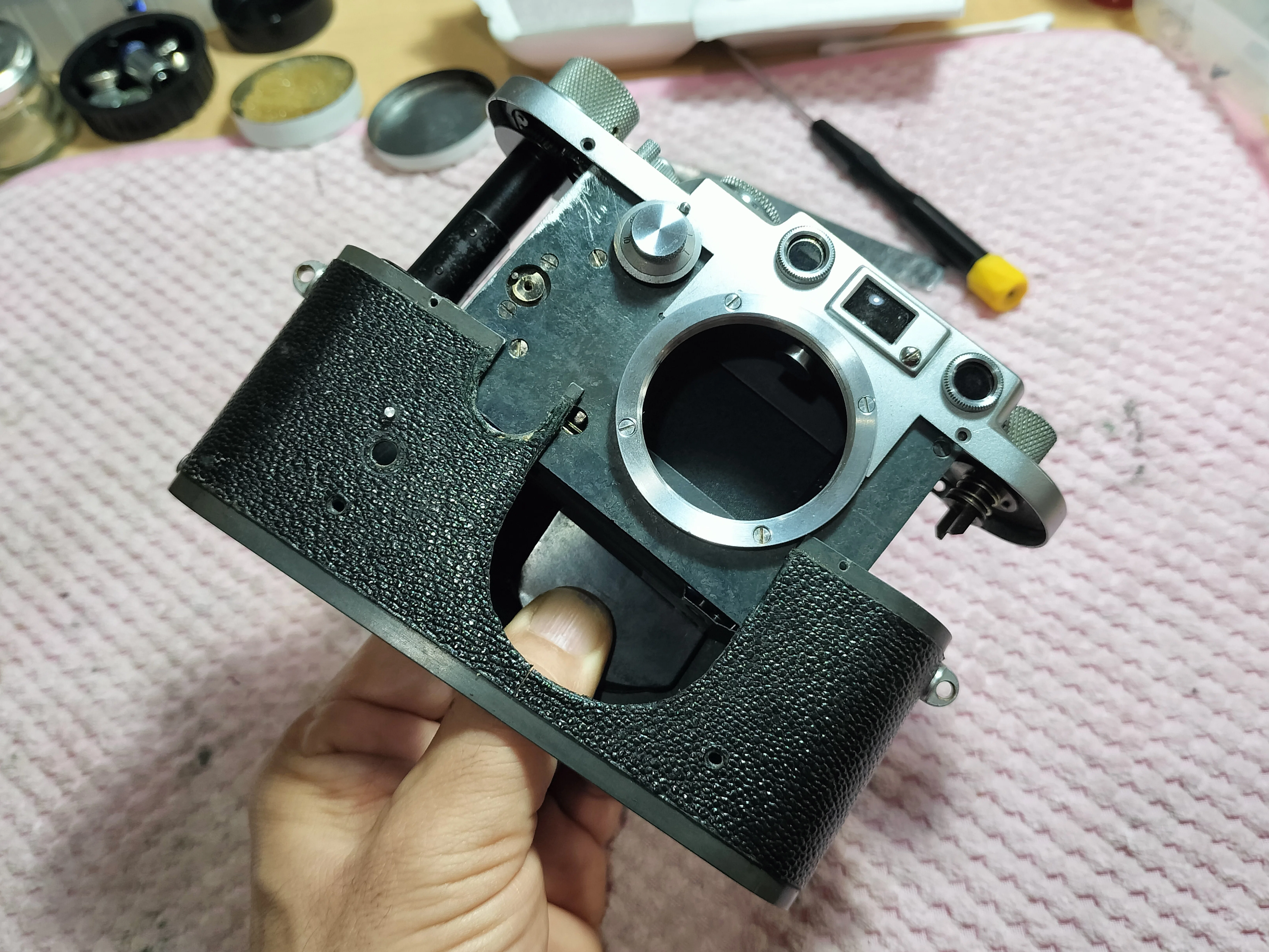 Leotax Fの分解 外装の取り外し｜フィルムカメラ修理のアクアカメラ