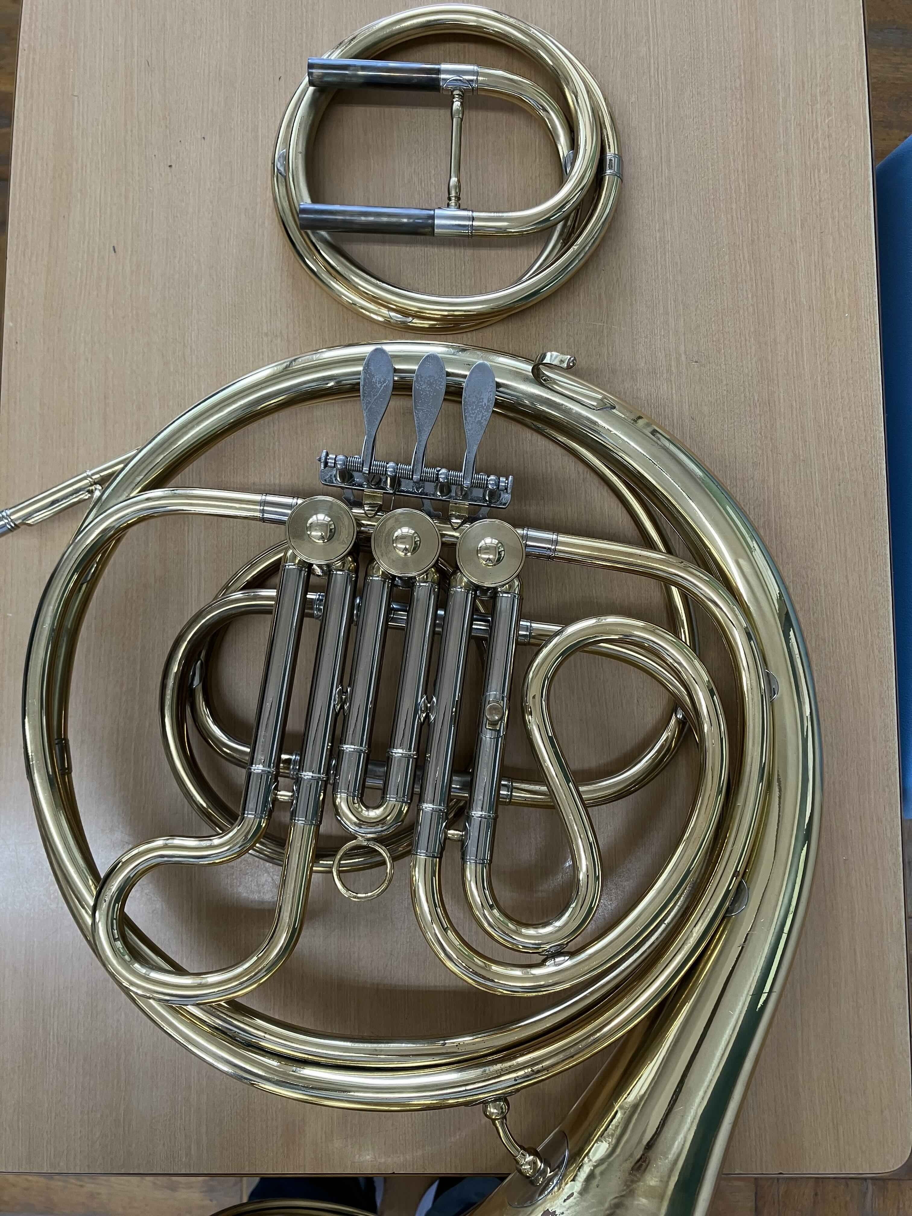 g*u様 角笛　ホルン 曲がった形状 期間限定無料配信）「吹奏楽今昔」〜母校の吹奏楽部に眠っていた謎の