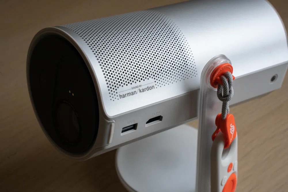 Aladdin Poca Review | A Projector That Lets You Immerse Yourself