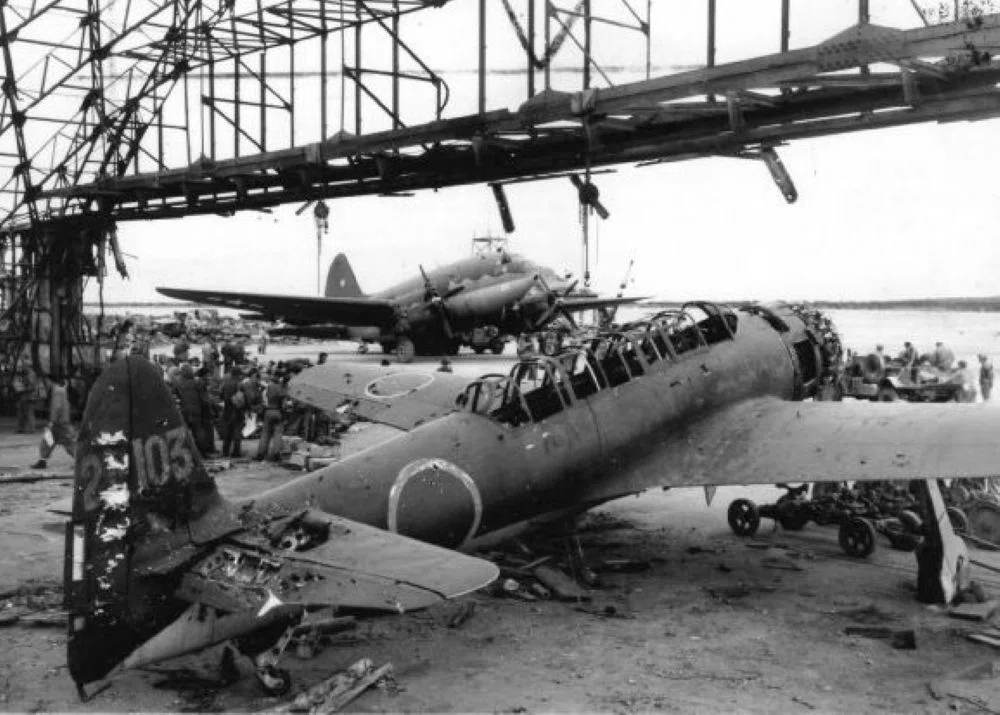 陸軍大写真帖 戦争　爆弾　飛行機用機関銃　戦闘機　落下傘　爆撃機　偵察機　戦車 日本海軍の高速偵察機「彩雲」高知県津野町の墜落現場に残る主脚と慰霊