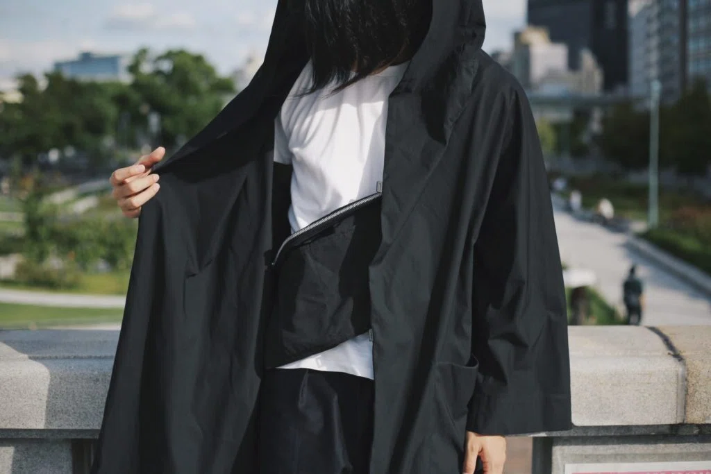 都心の雨には“着る傘”を。TEATORA「Wallet Coat Cargo UMBRELLA