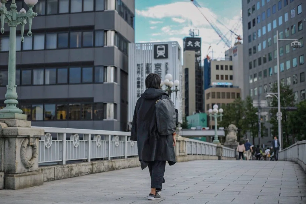 都心の雨には“着る傘”を。TEATORA「Wallet Coat Cargo UMBRELLA
