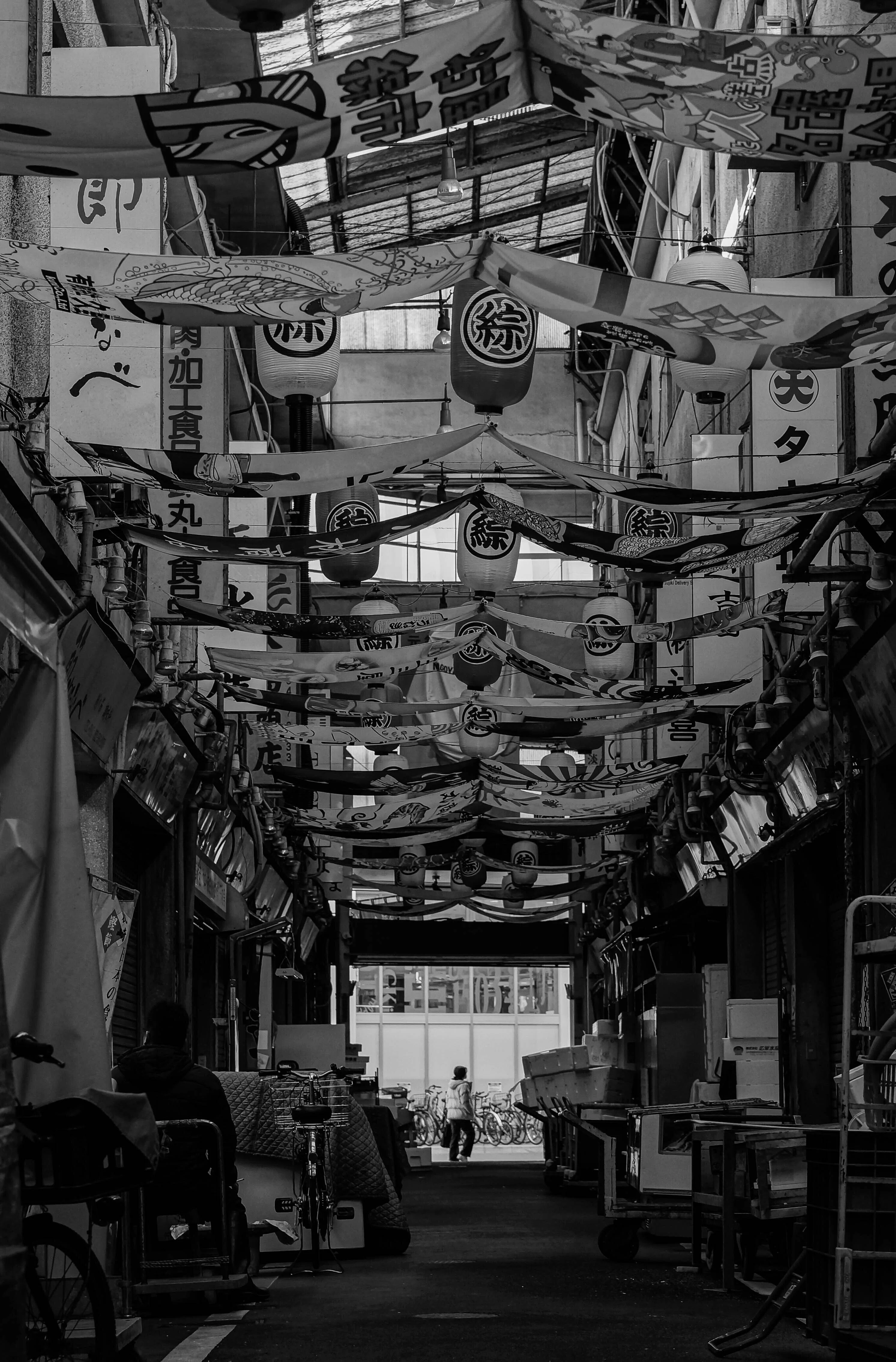 モノクロで刻む冬の街角｜栄から柳橋中央市場へ（名古屋）｜Sakak
