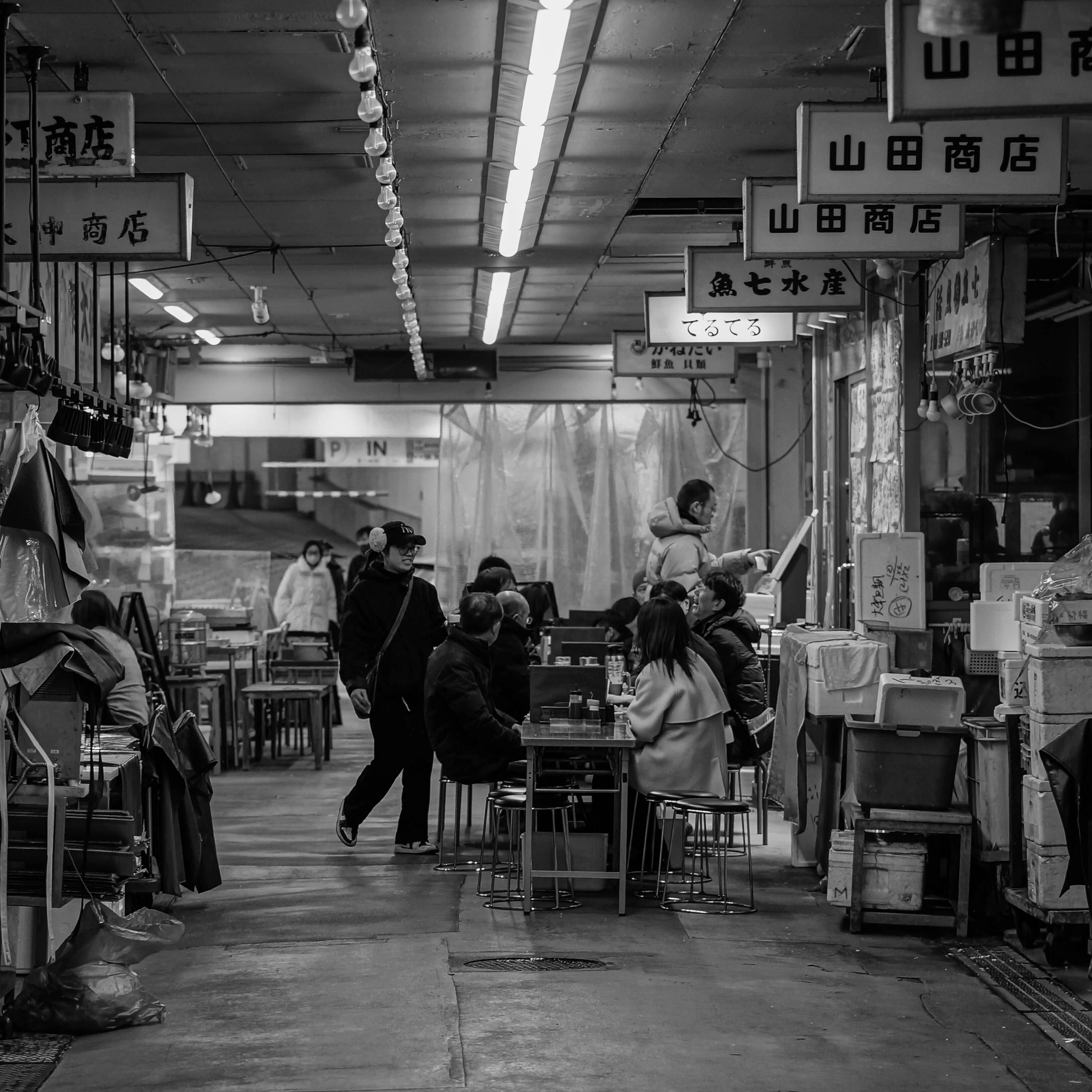 モノクロで刻む冬の街角｜栄から柳橋中央市場へ（名古屋）｜Sakak