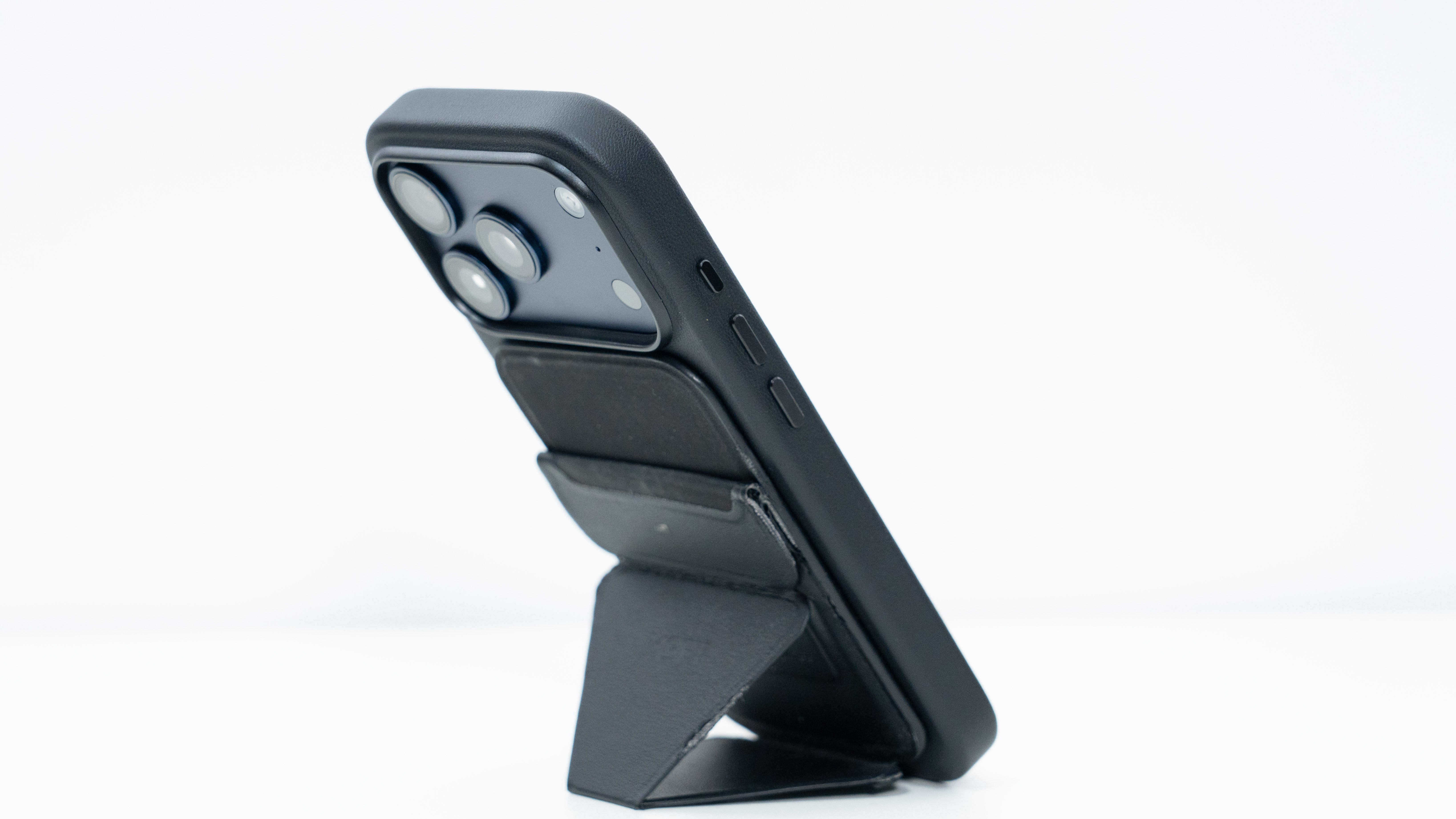 MOFTの定番ケースをiPhone 17 Proで1週間使ったら、結局「組み合わせ