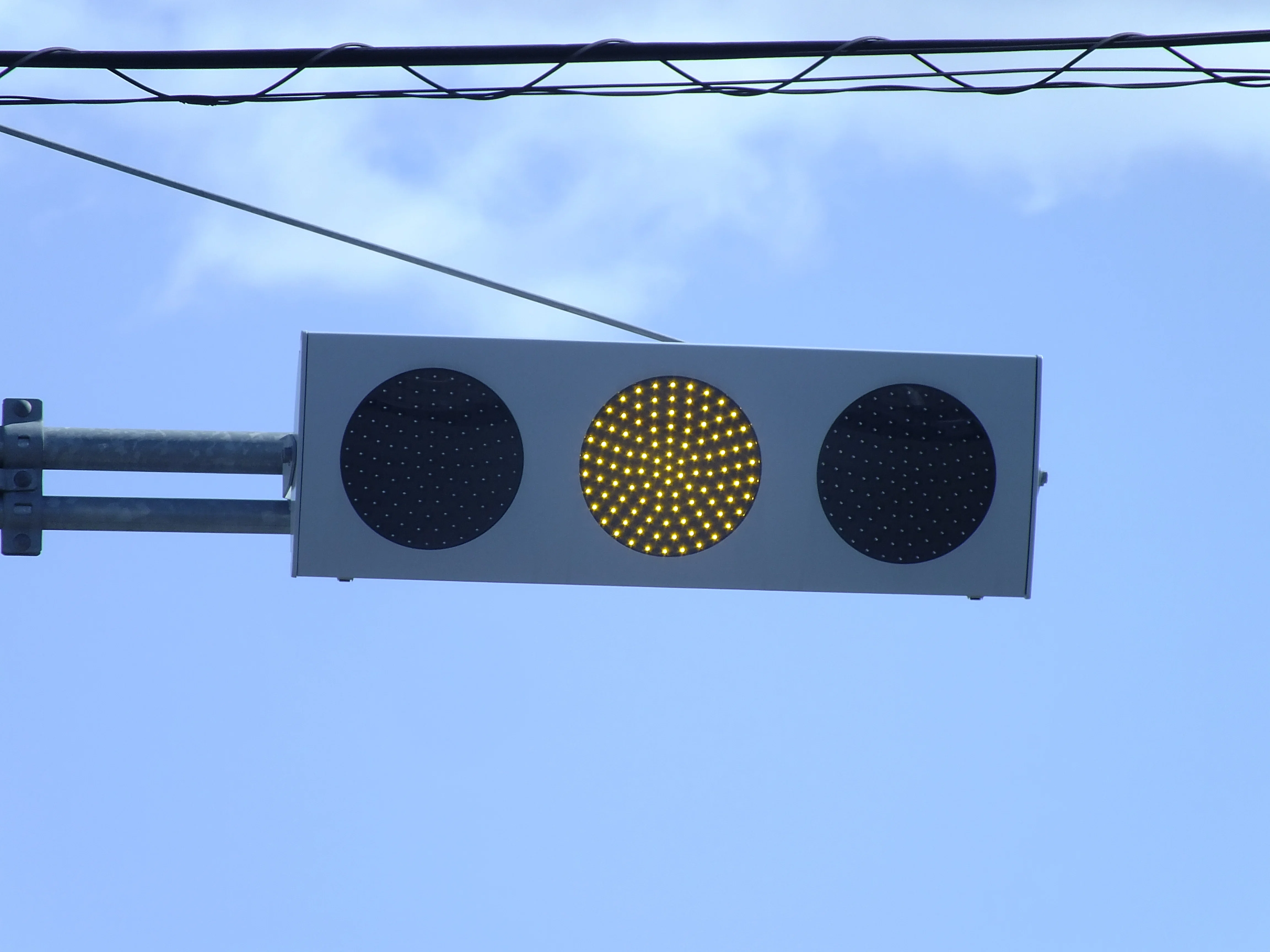 K19-132】本庄市西富田(北)にある信号電材薄型曇りレンズ四角制限
