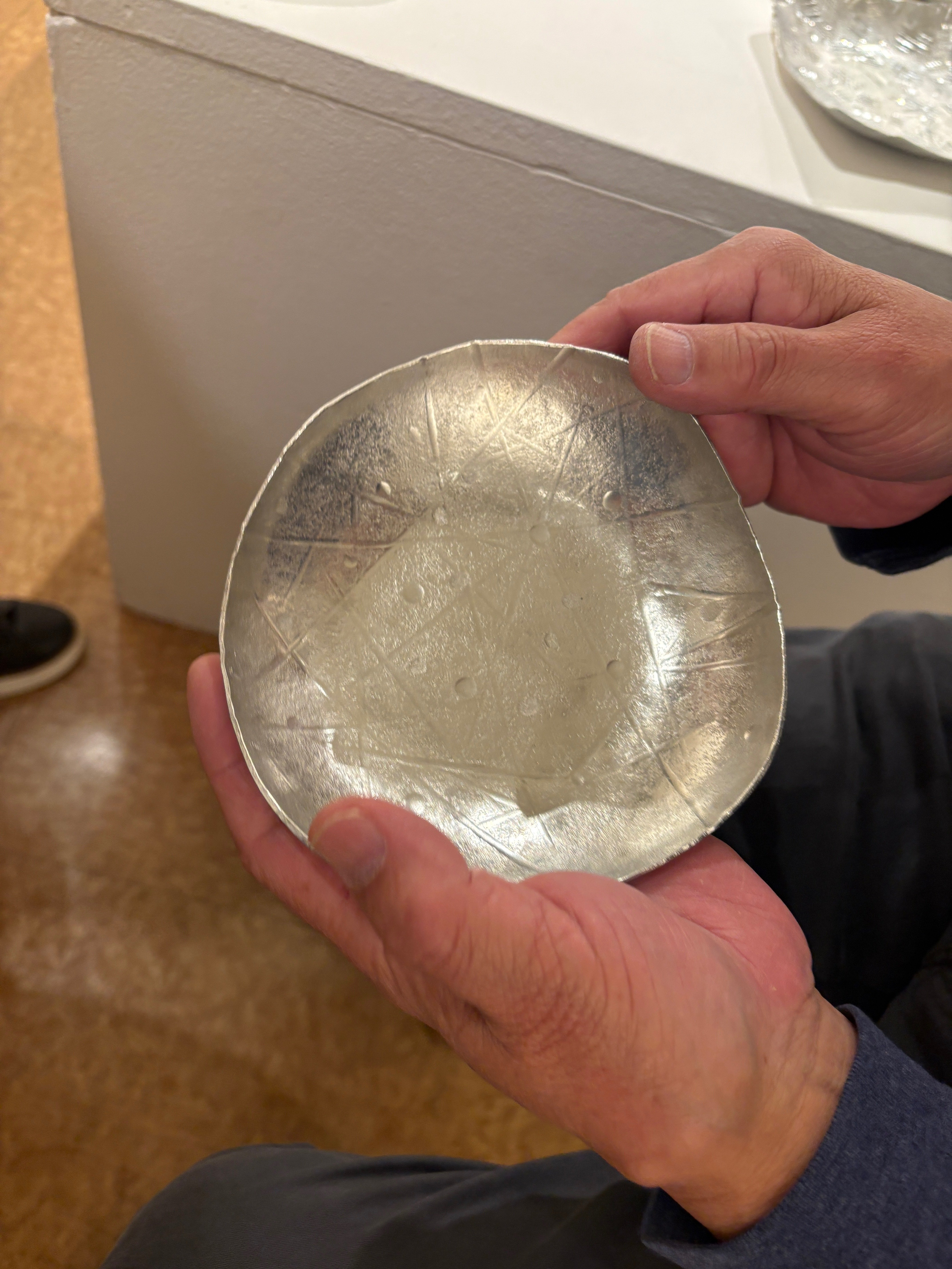 温かなる素材、錫に魅せられて (関根正文 個展 ― 銀錫に宿る息吹