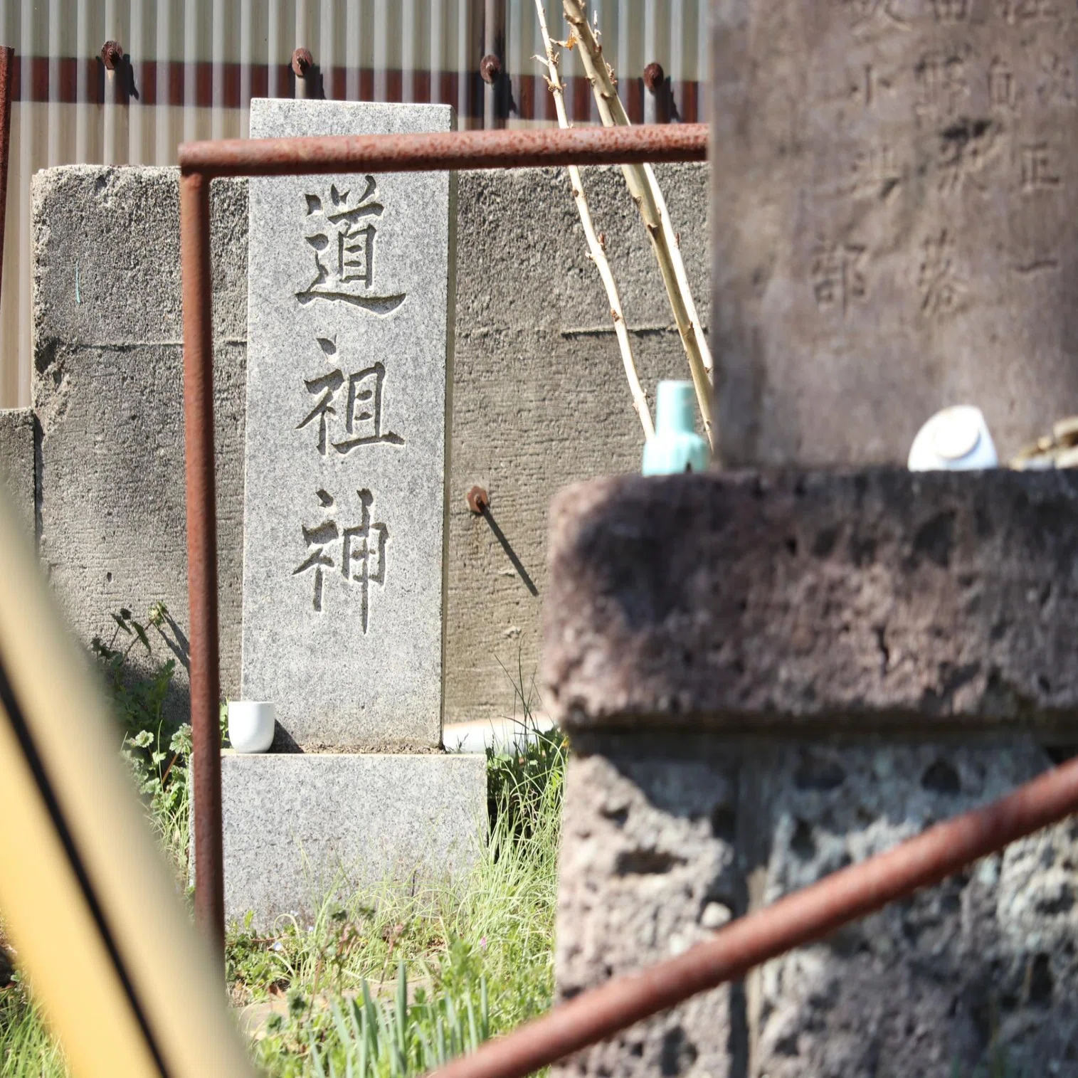 土手の淵になぜこんなものが？「頭部の無い不気味な石仏」と、その背後