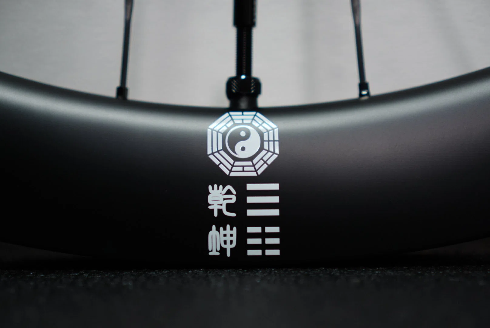 レビュー新型QianKunカーボンホイール。売れる為にグローバルに寄せず