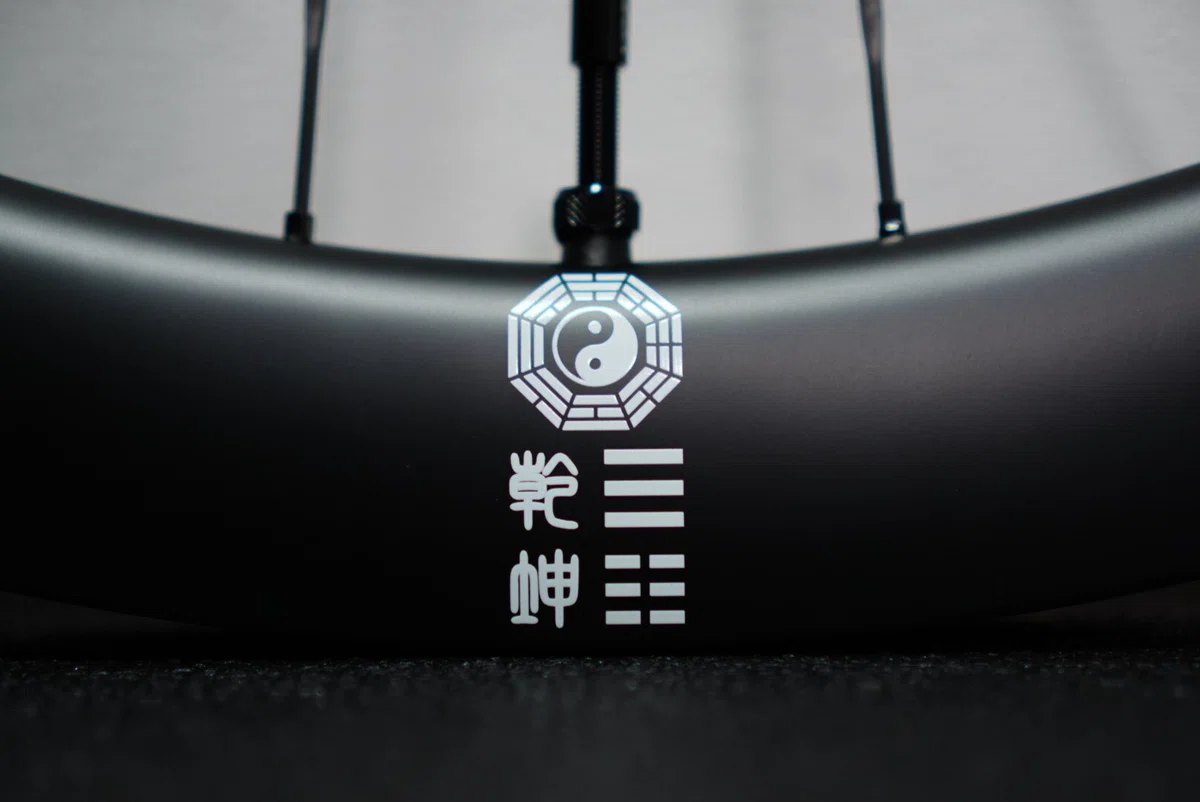 レビュー新型QianKunカーボンホイール。売れる為にグローバルに寄せず 