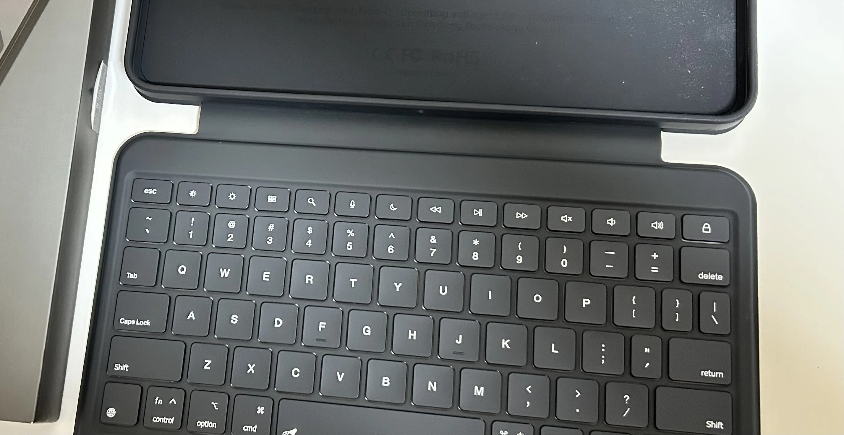 Bluetoothも電池も不要なiPad用キーボードBettdow A1938 を買ったった